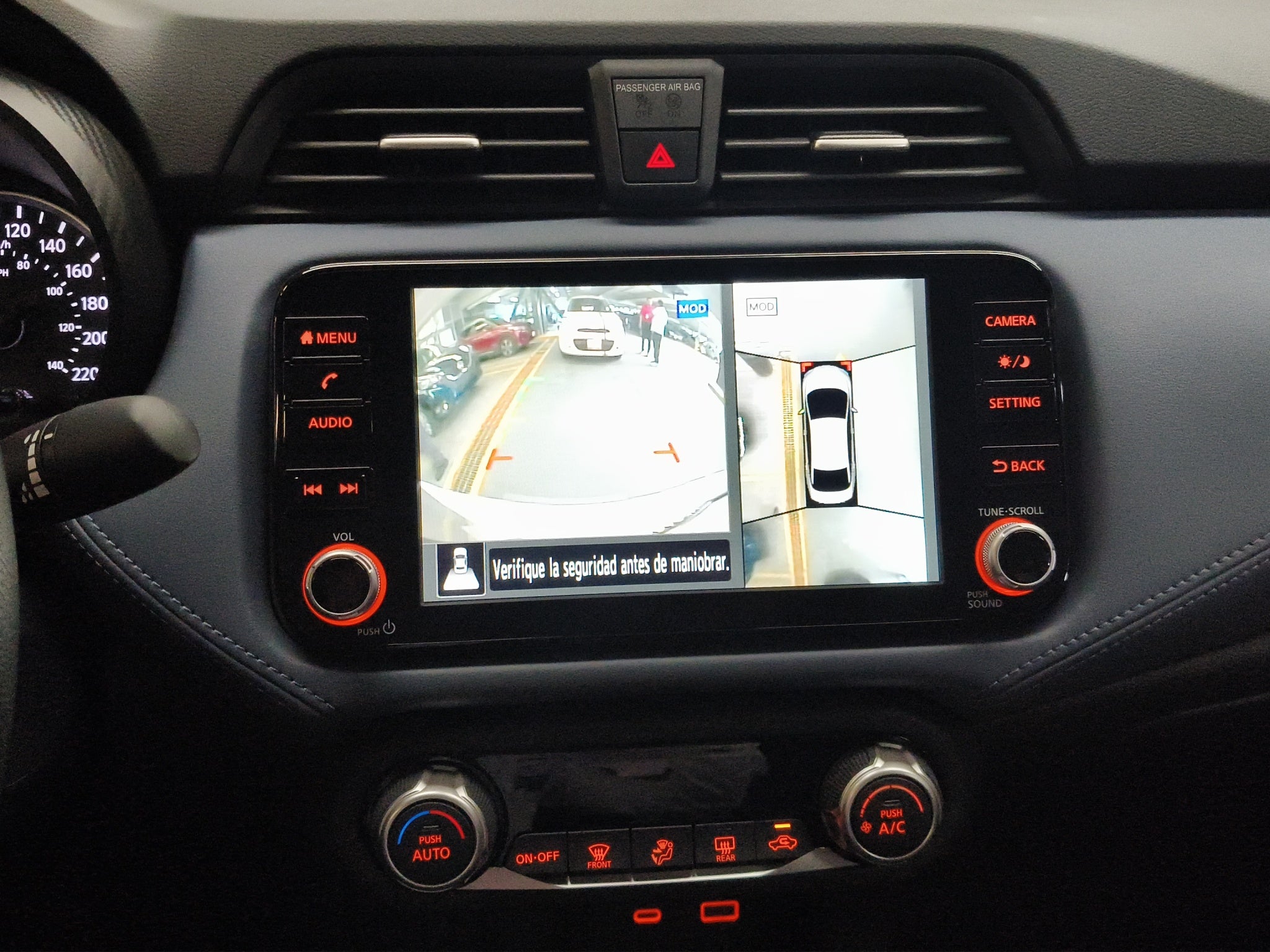 2025 Nissan Versa 4 pts. Exclusive, TA, a/ac. Aut., piel, f. niebla, f. led, RA-17 (línea anterior)