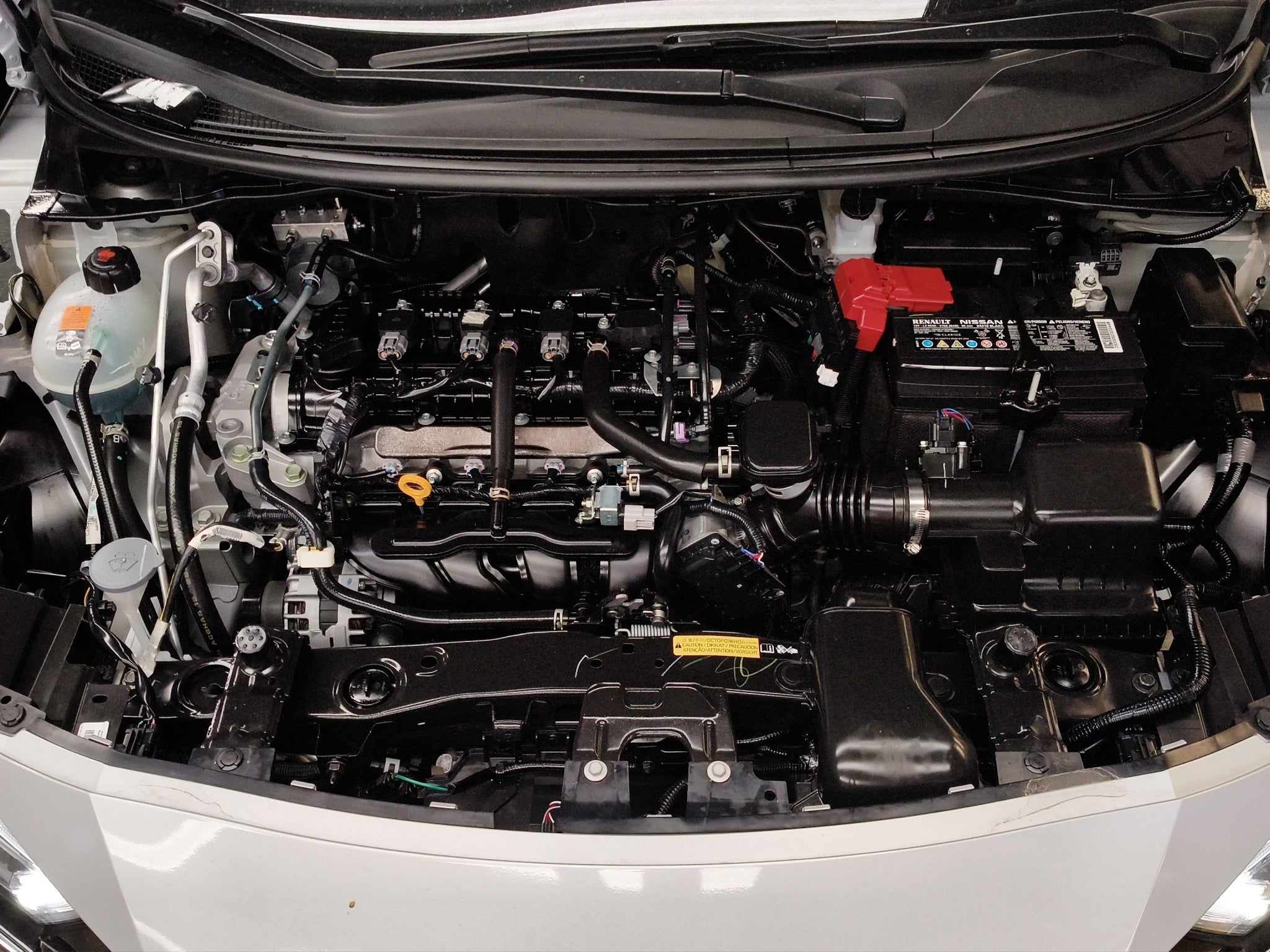 2025 Nissan Versa 4 pts. Exclusive, TA, a/ac. Aut., piel, f. niebla, f. led, RA-17 (línea anterior)