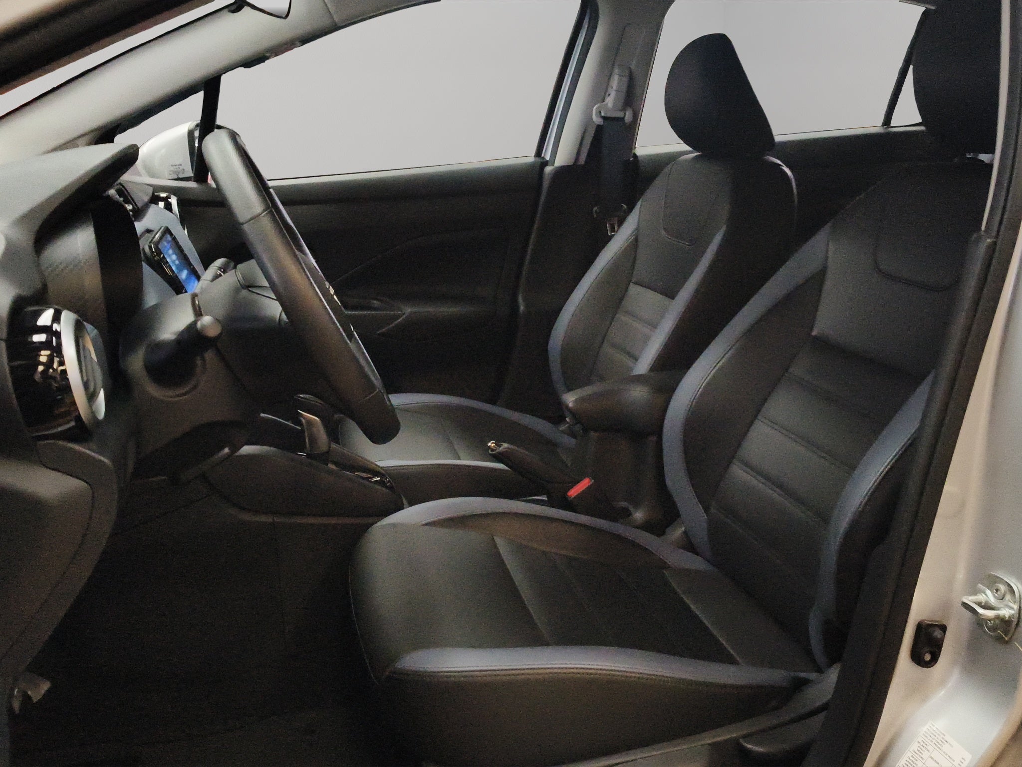 2025 Nissan Versa 4 pts. Exclusive, TA, a/ac. Aut., piel, f. niebla, f. led, RA-17 (línea anterior)