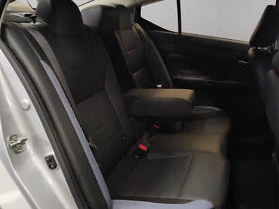 2025 Nissan Versa 4 pts. Exclusive, TA, a/ac. Aut., piel, f. niebla, f. led, RA-17 (línea anterior)