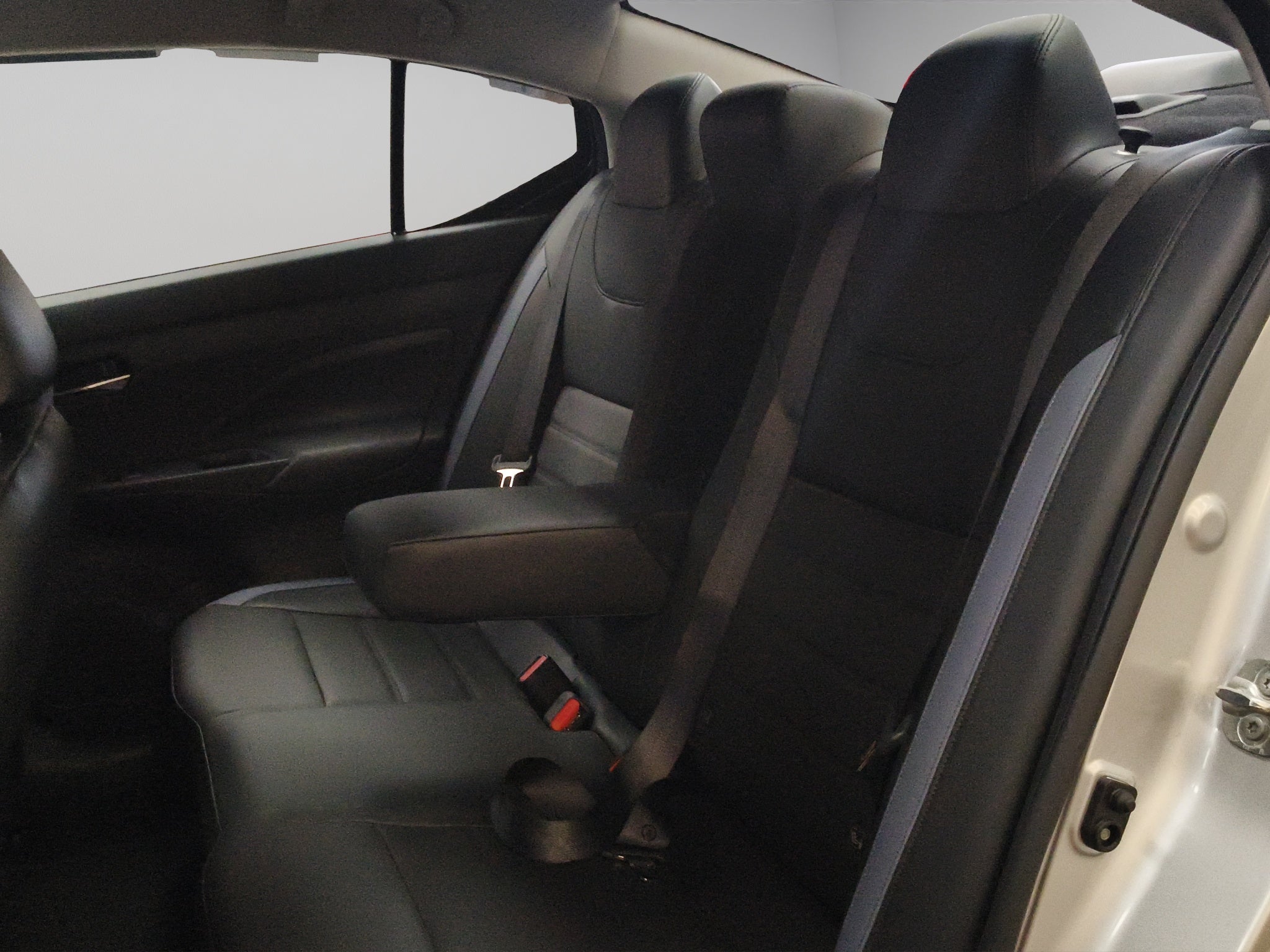 2025 Nissan Versa 4 pts. Exclusive, TA, a/ac. Aut., piel, f. niebla, f. led, RA-17 (línea anterior)