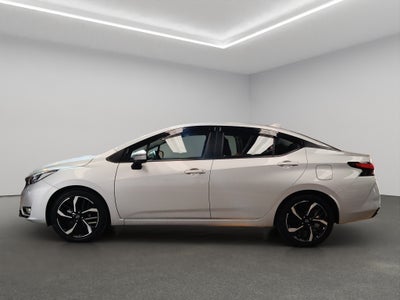 2025 Nissan Versa 4 pts. Exclusive, TA, a/ac. Aut., piel, f. niebla, f. led, RA-17 (línea anterior)
