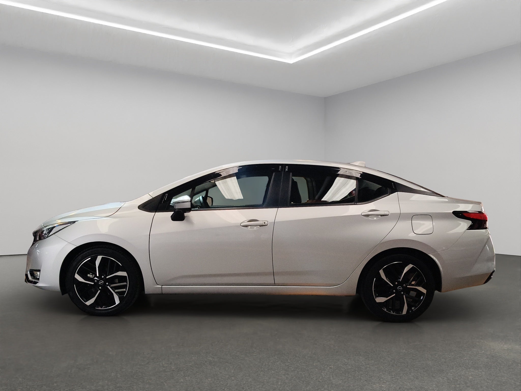 2025 Nissan Versa 4 pts. Exclusive, TA, a/ac. Aut., piel, f. niebla, f. led, RA-17 (línea anterior)