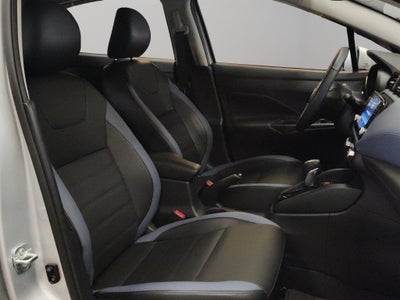 2025 Nissan Versa 4 pts. Exclusive, TA, a/ac. Aut., piel, f. niebla, f. led, RA-17 (línea anterior)