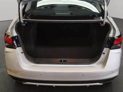 2025 Nissan Versa 4 pts. Exclusive, TA, a/ac. Aut., piel, f. niebla, f. led, RA-17 (línea anterior)