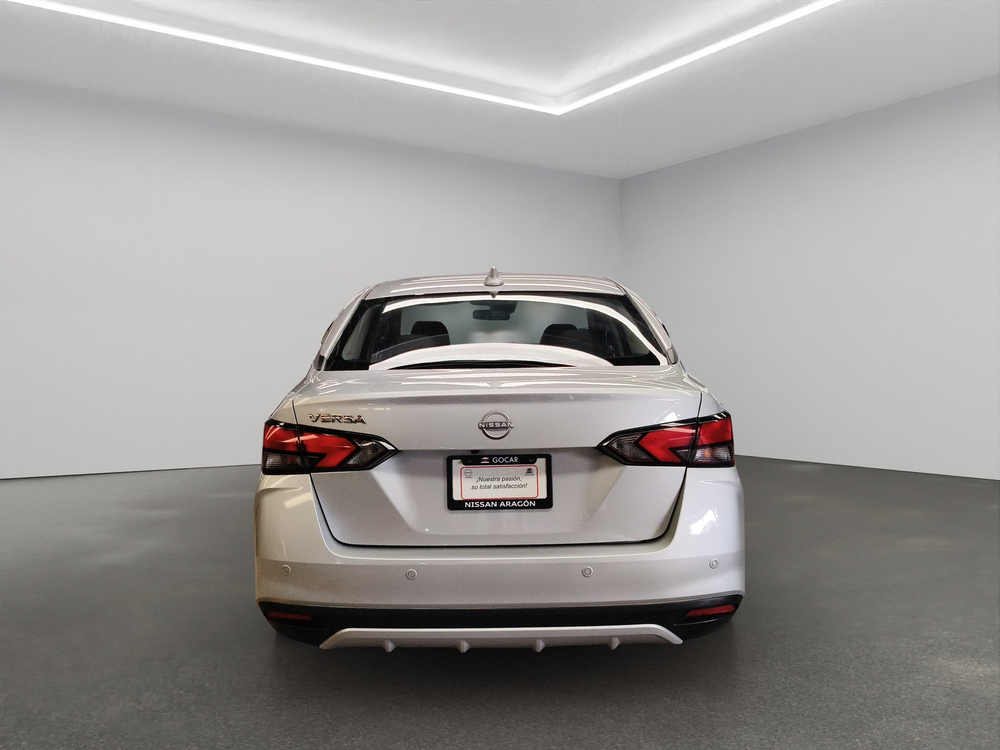2025 Nissan Versa 4 pts. Exclusive, TA, a/ac. Aut., piel, f. niebla, f. led, RA-17 (línea anterior)