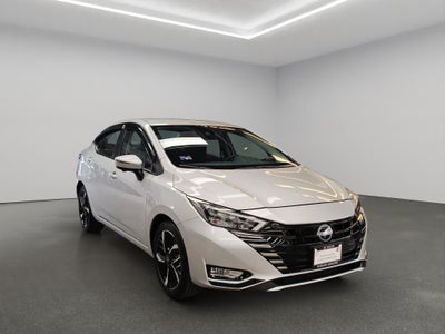 2025 Nissan Versa 4 pts. Exclusive, TA, a/ac. Aut., piel, f. niebla, f. led, RA-17 (línea anterior)