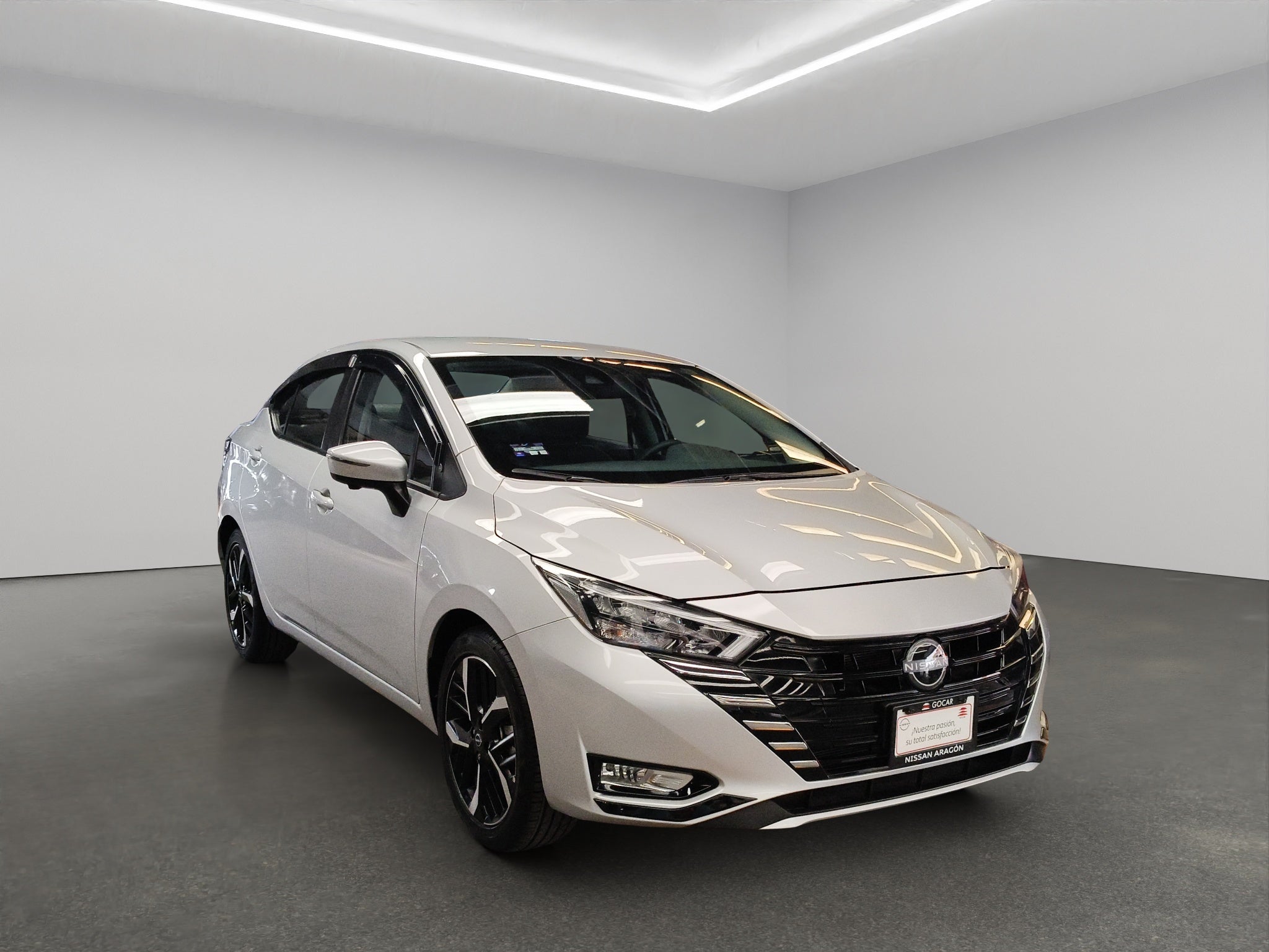2025 Nissan Versa 4 pts. Exclusive, TA, a/ac. Aut., piel, f. niebla, f. led, RA-17 (línea anterior)