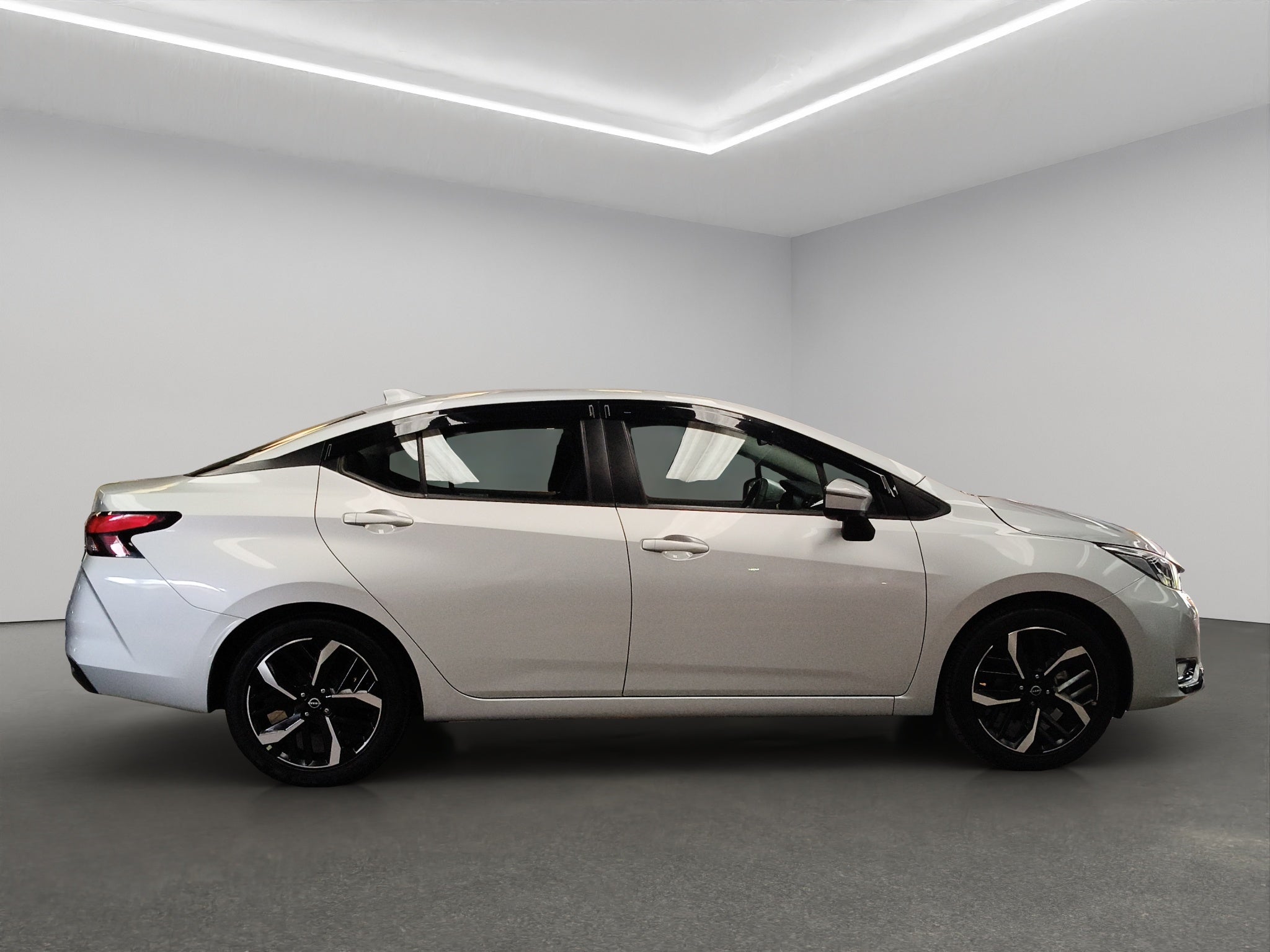 2025 Nissan Versa 4 pts. Exclusive, TA, a/ac. Aut., piel, f. niebla, f. led, RA-17 (línea anterior)