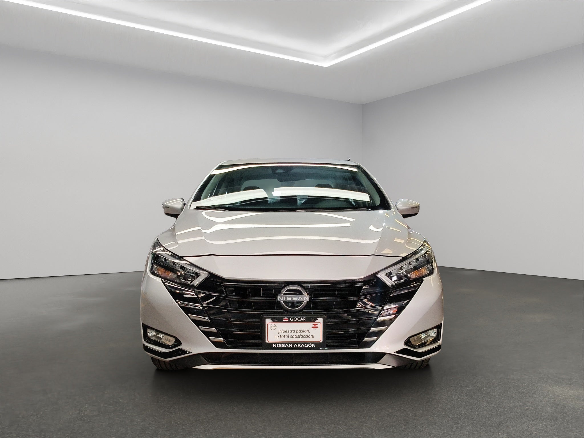 2025 Nissan Versa 4 pts. Exclusive, TA, a/ac. Aut., piel, f. niebla, f. led, RA-17 (línea anterior)