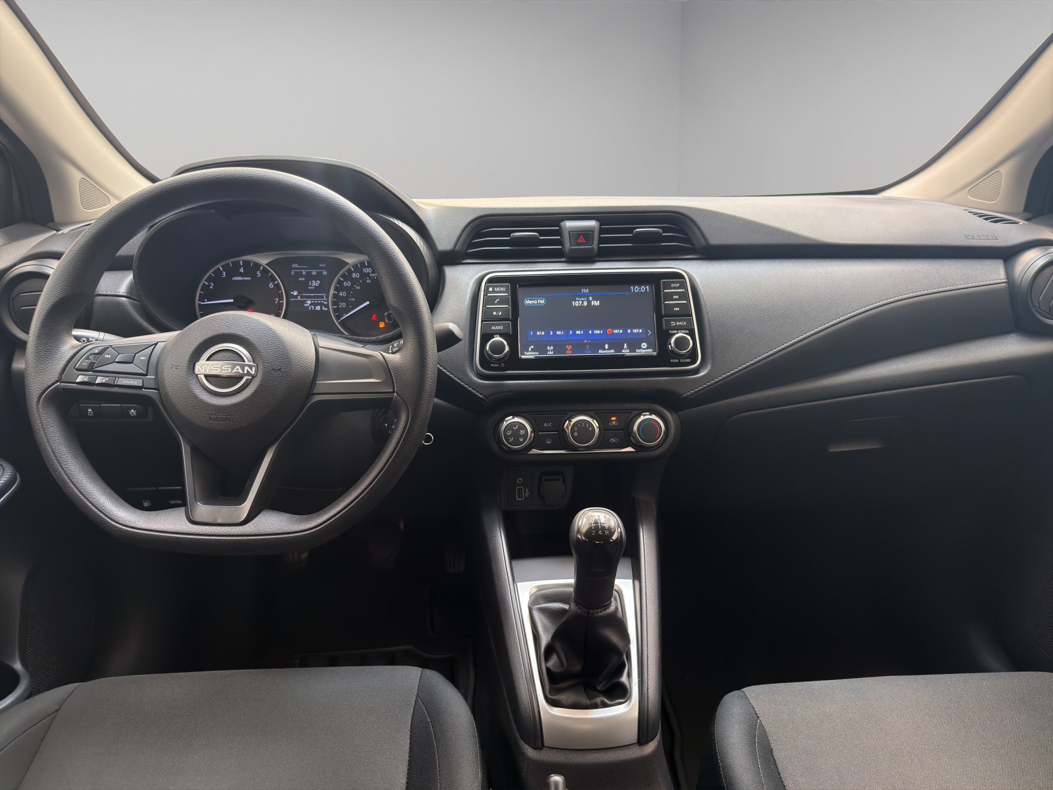 2024 Nissan Versa 4 pts. Sense, TM5, a/ac., R-15