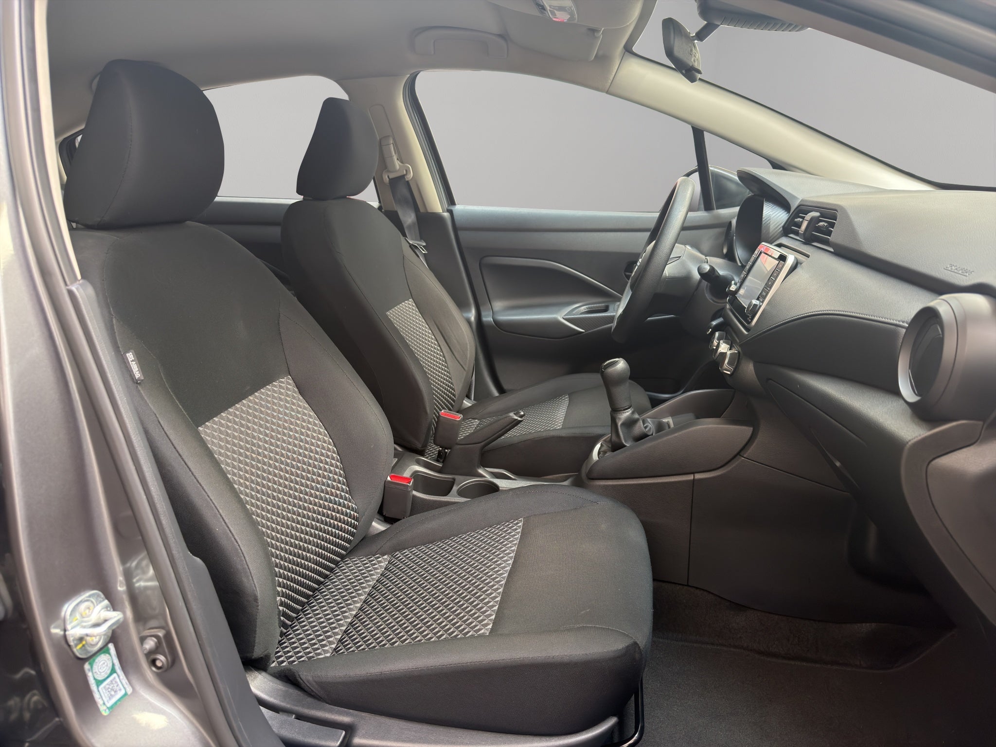 2024 Nissan Versa 4 pts. Sense, TM5, a/ac., R-15
