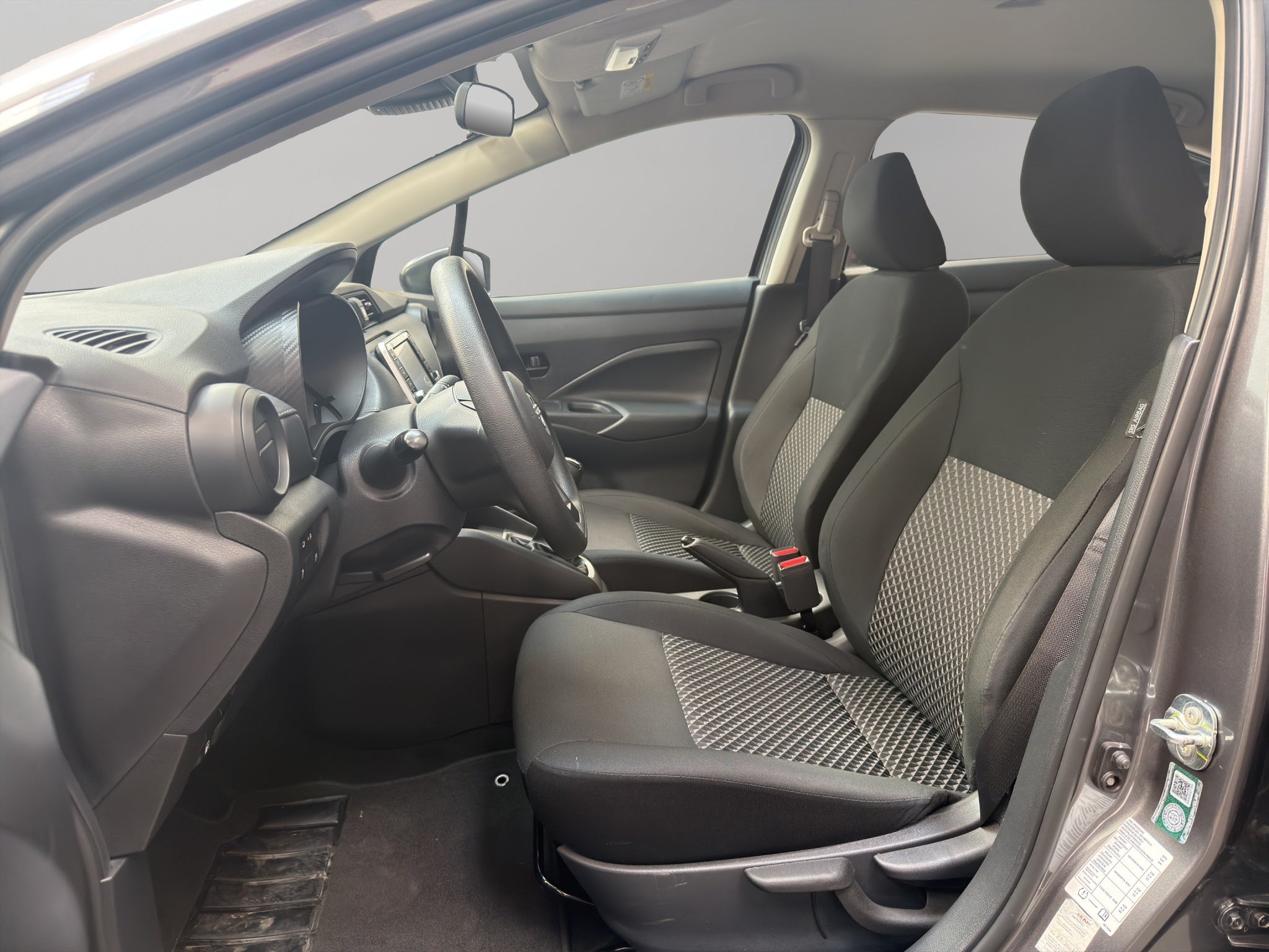 2024 Nissan Versa 4 pts. Sense, TM5, a/ac., R-15