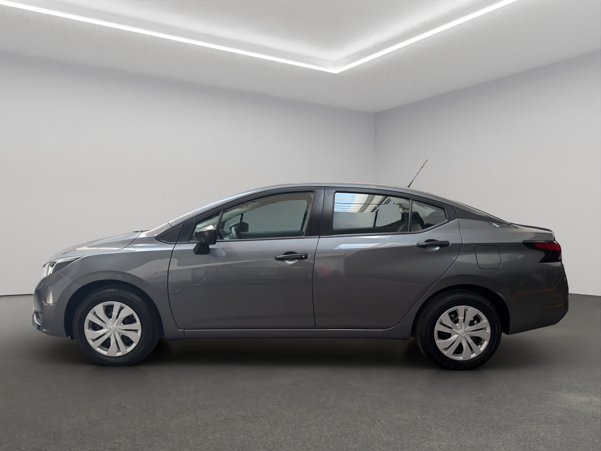 2024 Nissan Versa 4 pts. Sense, TM5, a/ac., R-15