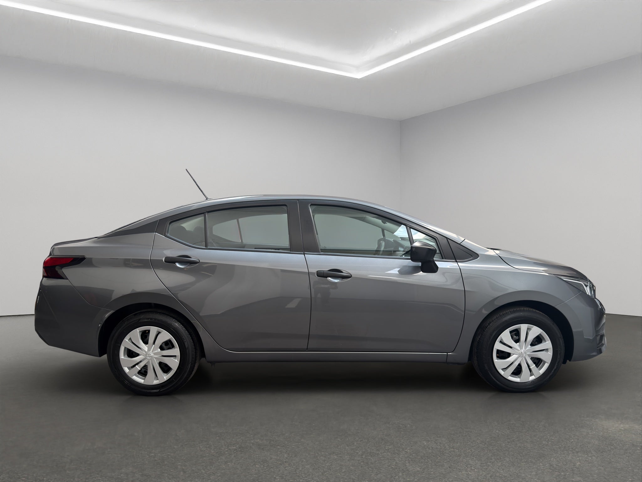 2024 Nissan Versa 4 pts. Sense, TM5, a/ac., R-15