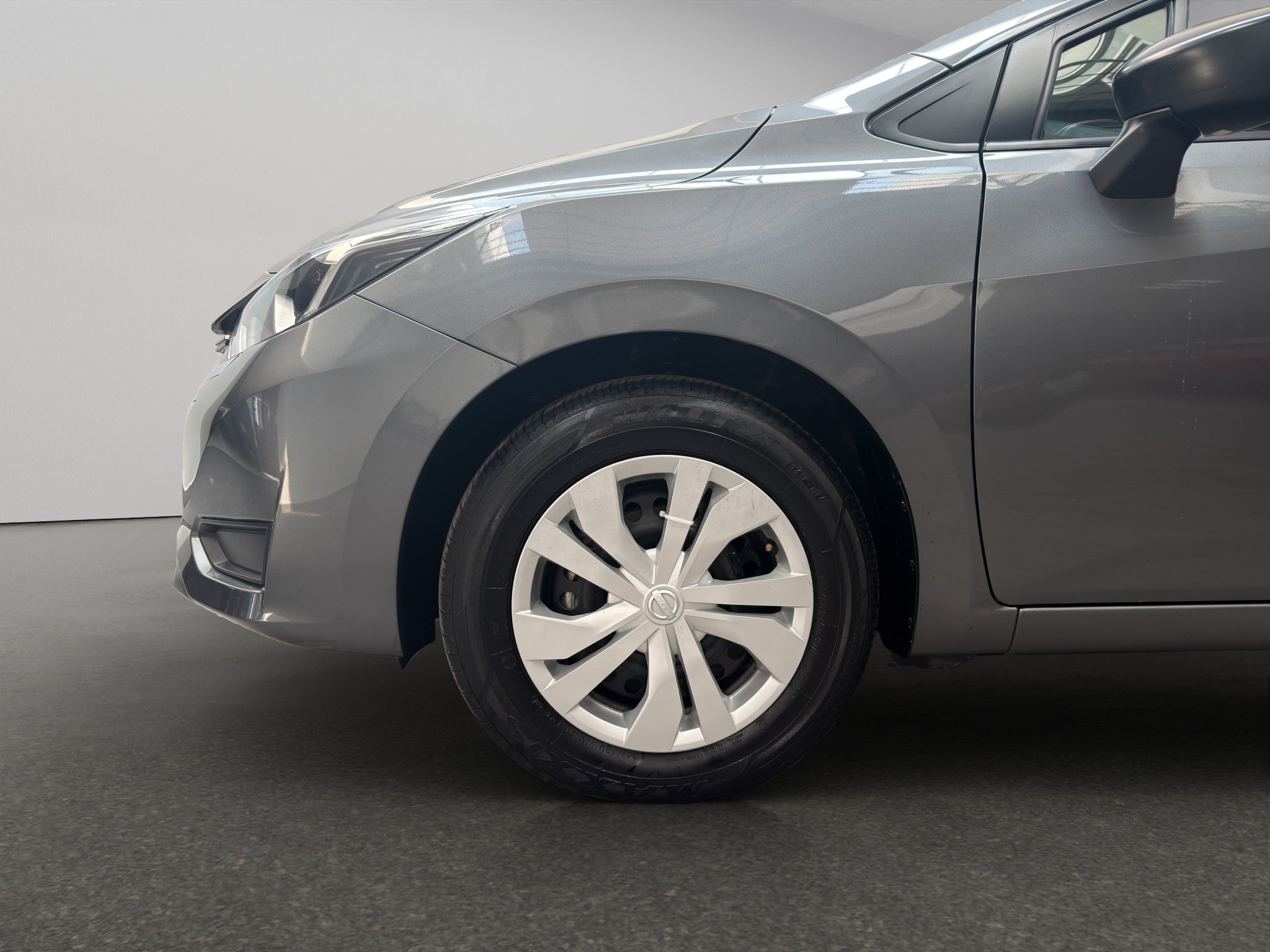 2024 Nissan Versa 4 pts. Sense, TM5, a/ac., R-15