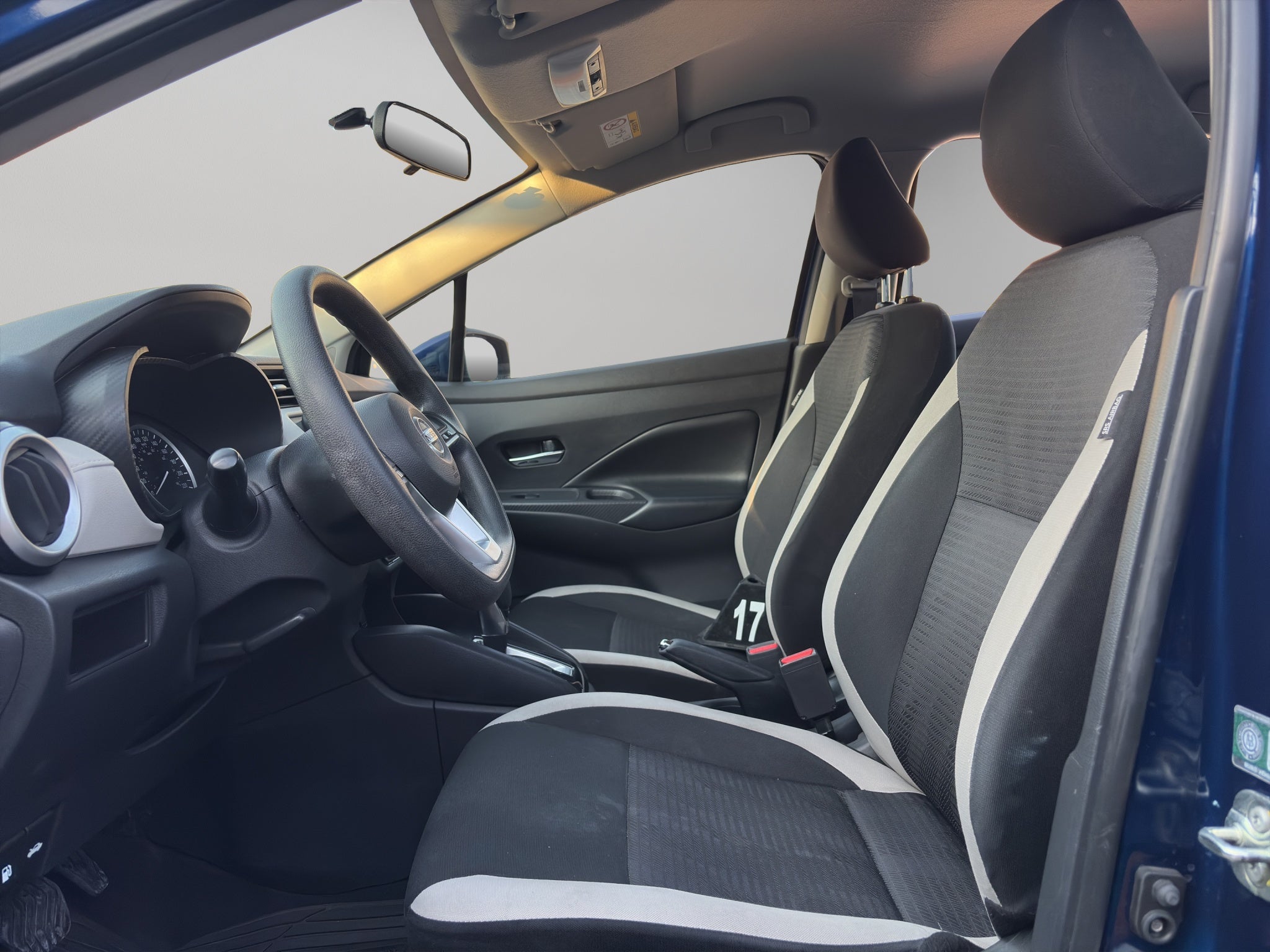 2020 Nissan Versa 4 pts. Advance, CVT, a/ac., VE, f. niebla, RA-16 (línea anterior)