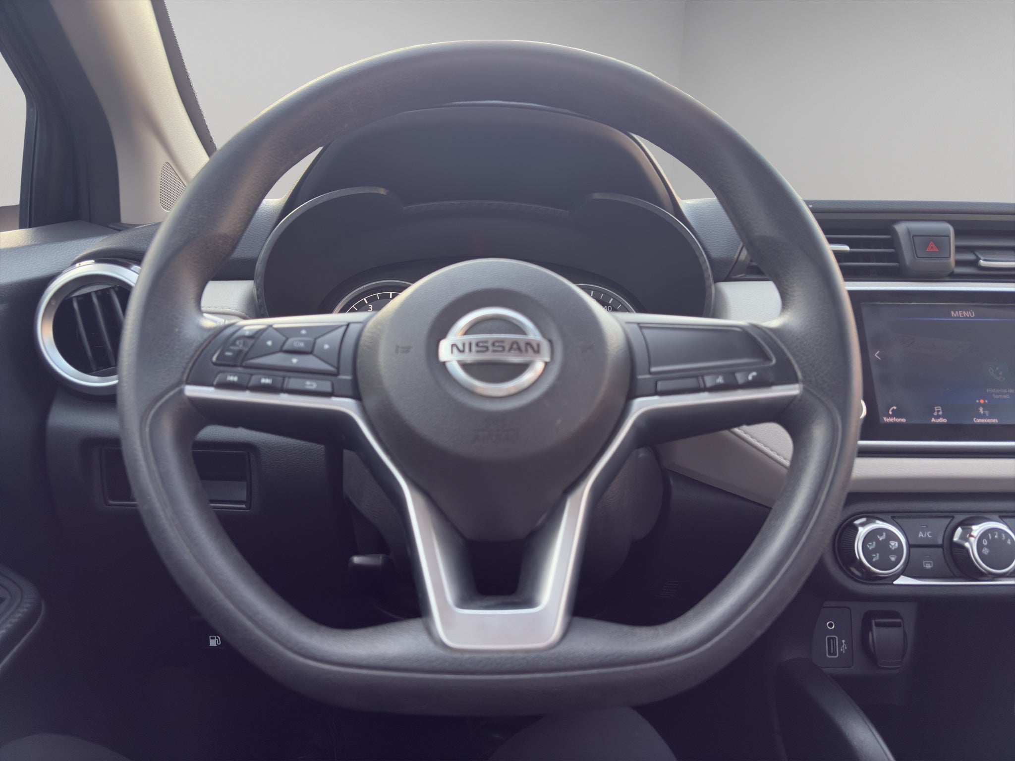 2020 Nissan Versa 4 pts. Advance, CVT, a/ac., VE, f. niebla, RA-16 (línea anterior)