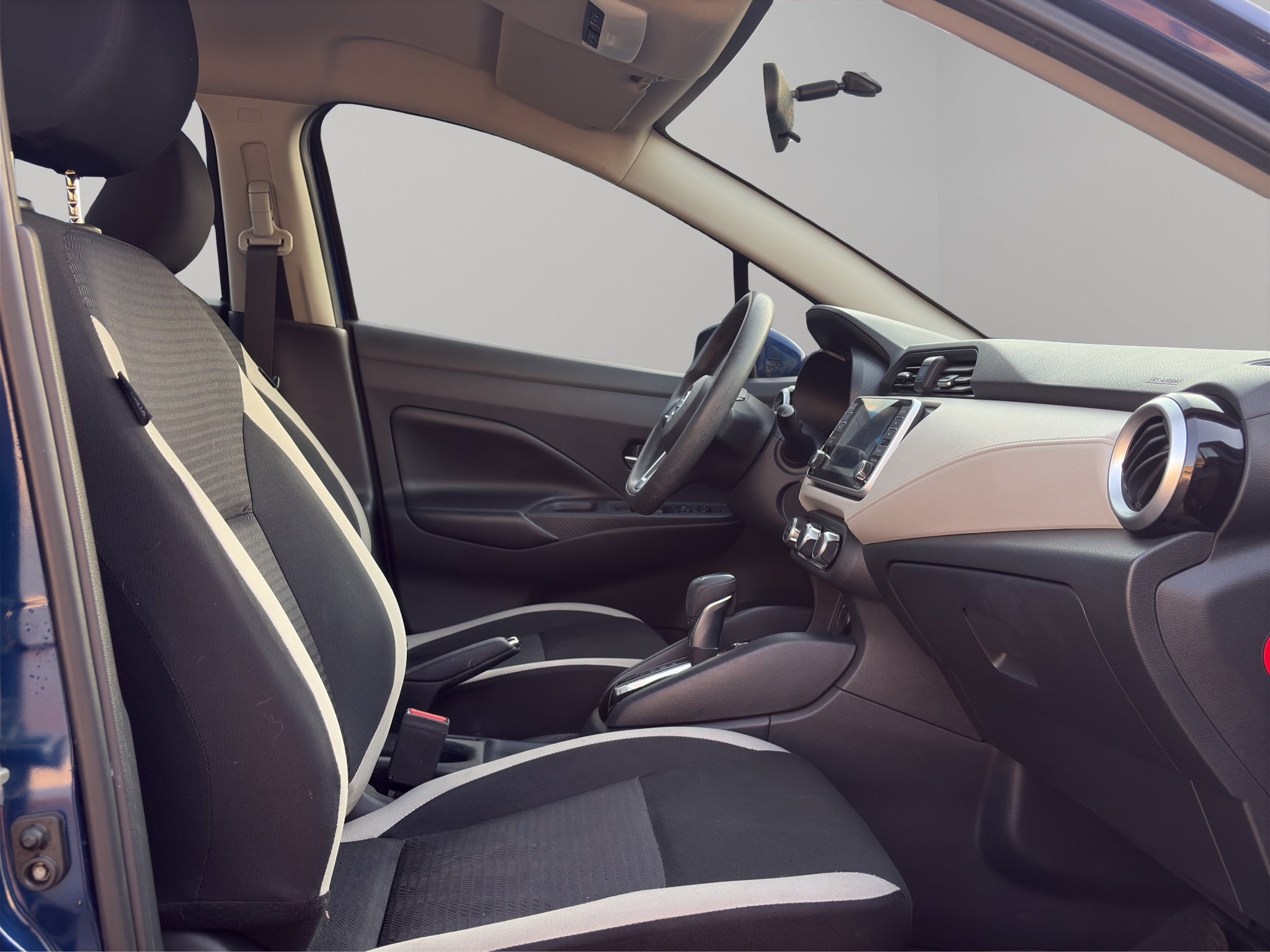 2020 Nissan Versa 4 pts. Advance, CVT, a/ac., VE, f. niebla, RA-16 (línea anterior)