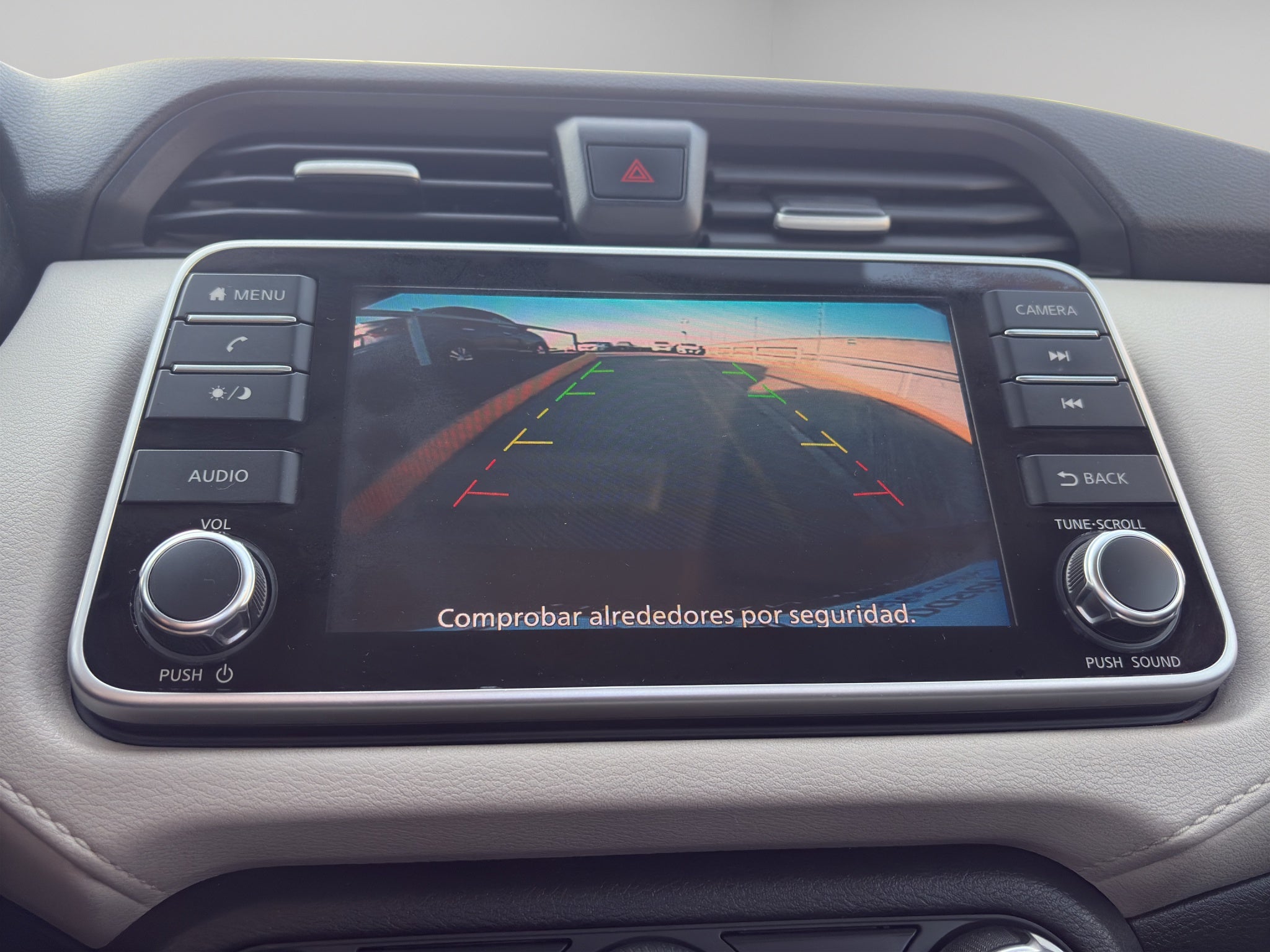 2020 Nissan Versa 4 pts. Advance, CVT, a/ac., VE, f. niebla, RA-16 (línea anterior)