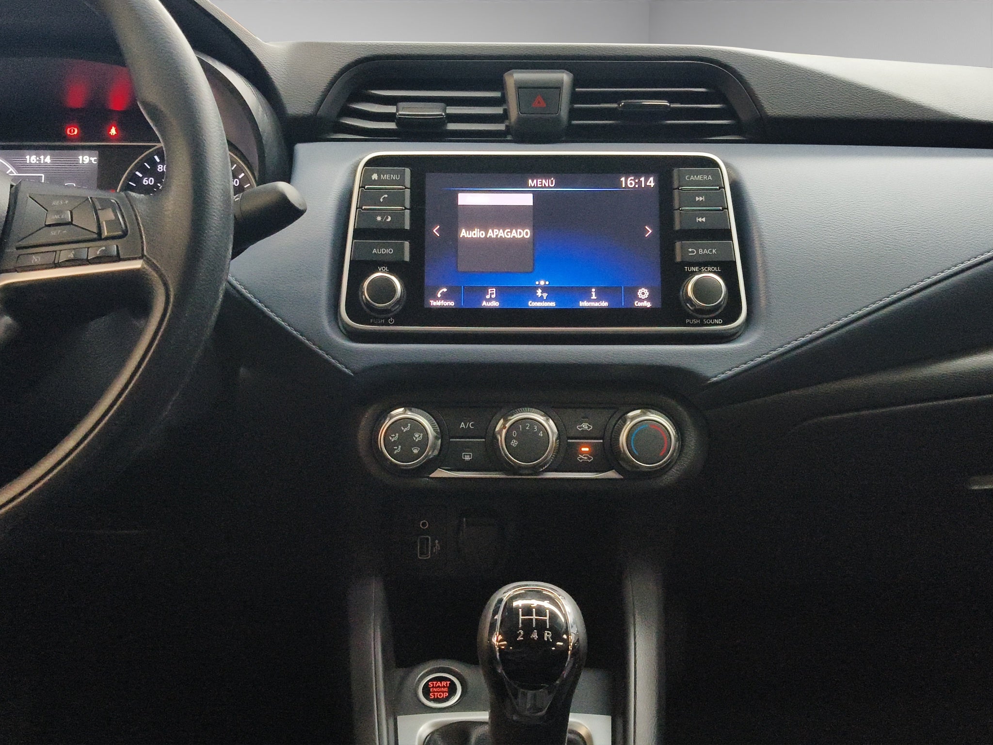 2023 Nissan Versa 4 pts. Advance, TM5, a/ac., f. niebla, RA-16 (cambio de línea)