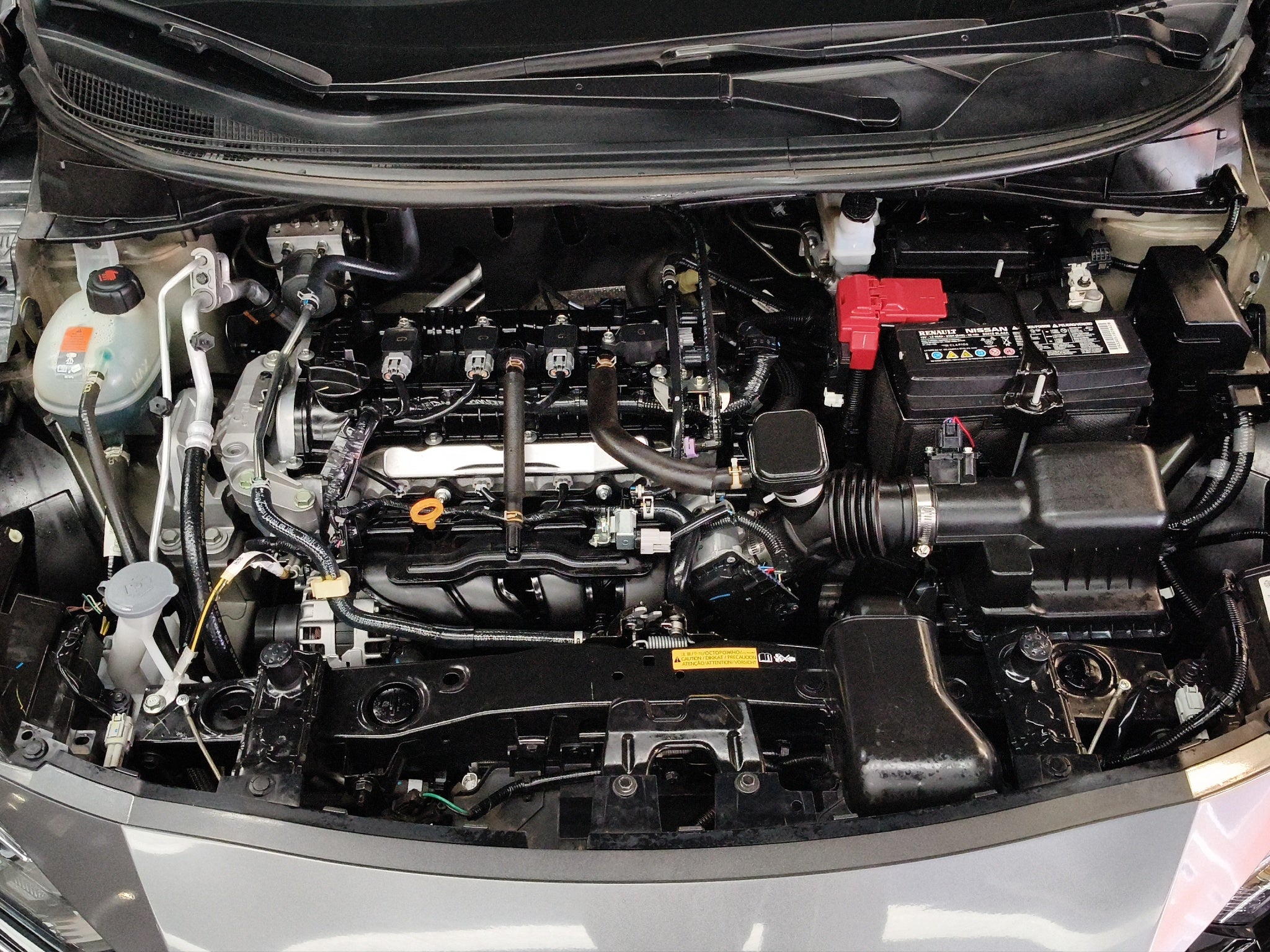 2023 Nissan Versa 4 pts. Advance, TM5, a/ac., f. niebla, RA-16 (cambio de línea)