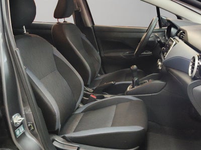 2023 Nissan Versa 4 pts. Advance, TM5, a/ac., f. niebla, RA-16 (cambio de línea)