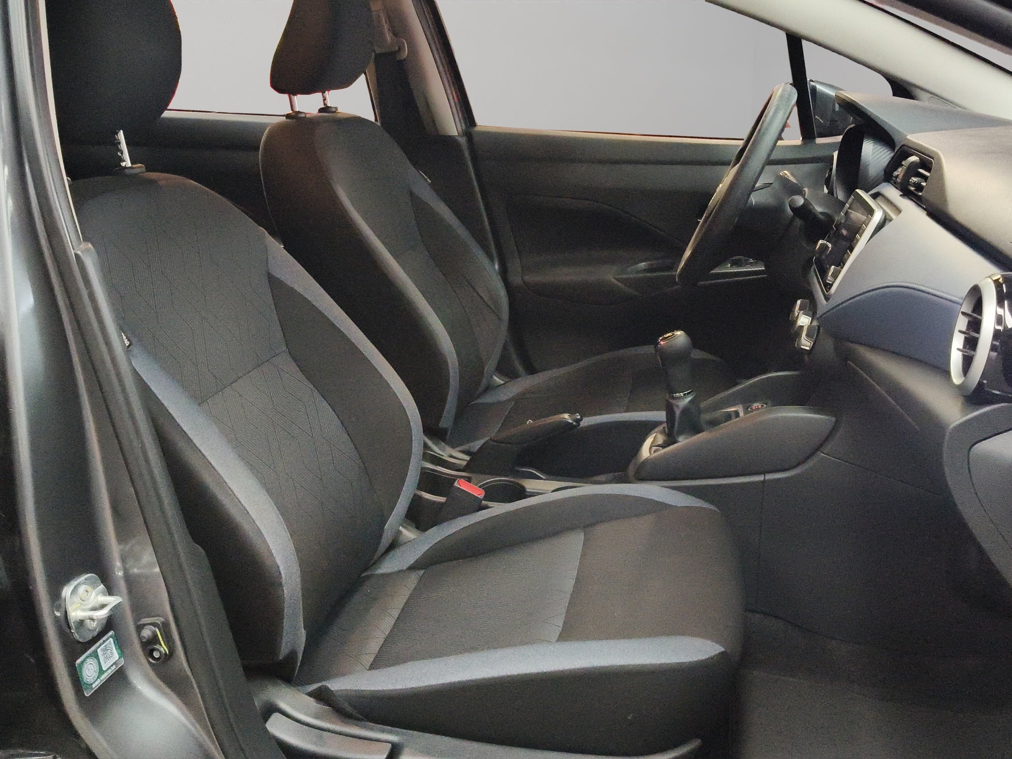 2023 Nissan Versa 4 pts. Advance, TM5, a/ac., f. niebla, RA-16 (cambio de línea)