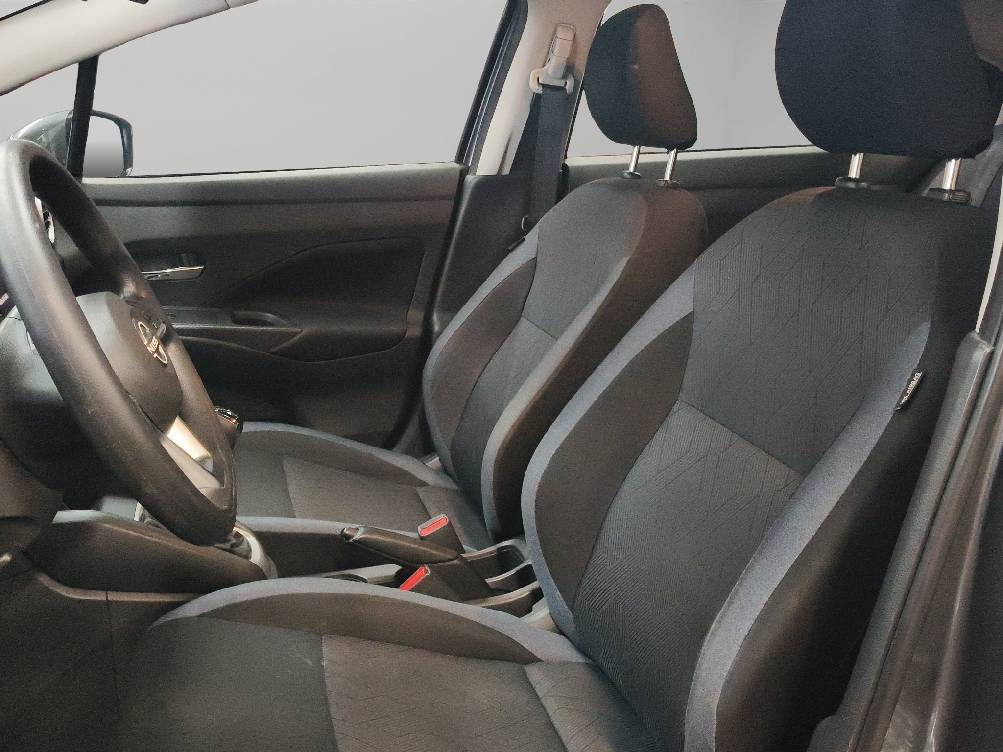 2023 Nissan Versa 4 pts. Advance, TM5, a/ac., f. niebla, RA-16 (cambio de línea)