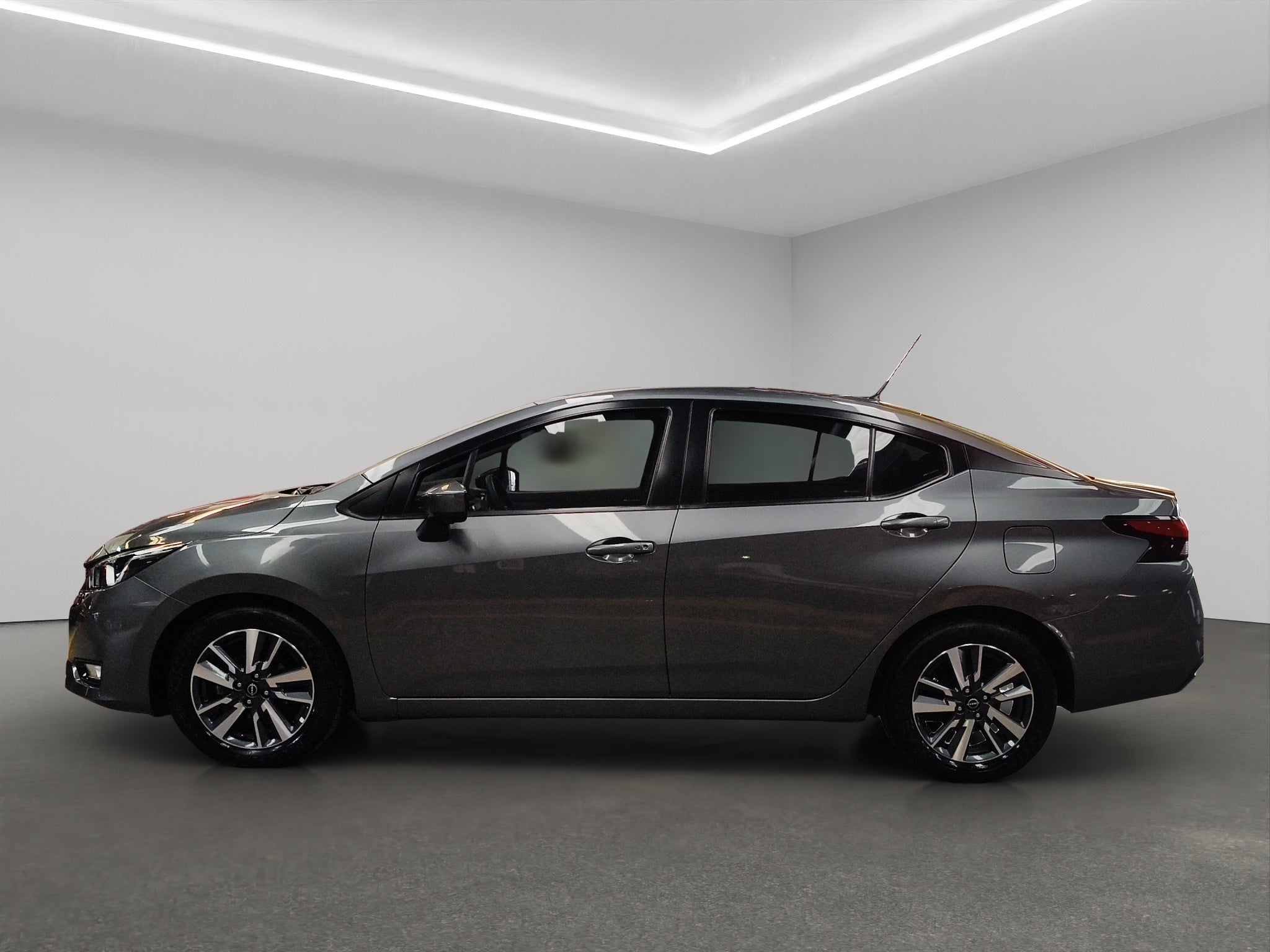 2023 Nissan Versa 4 pts. Advance, TM5, a/ac., f. niebla, RA-16 (cambio de línea)