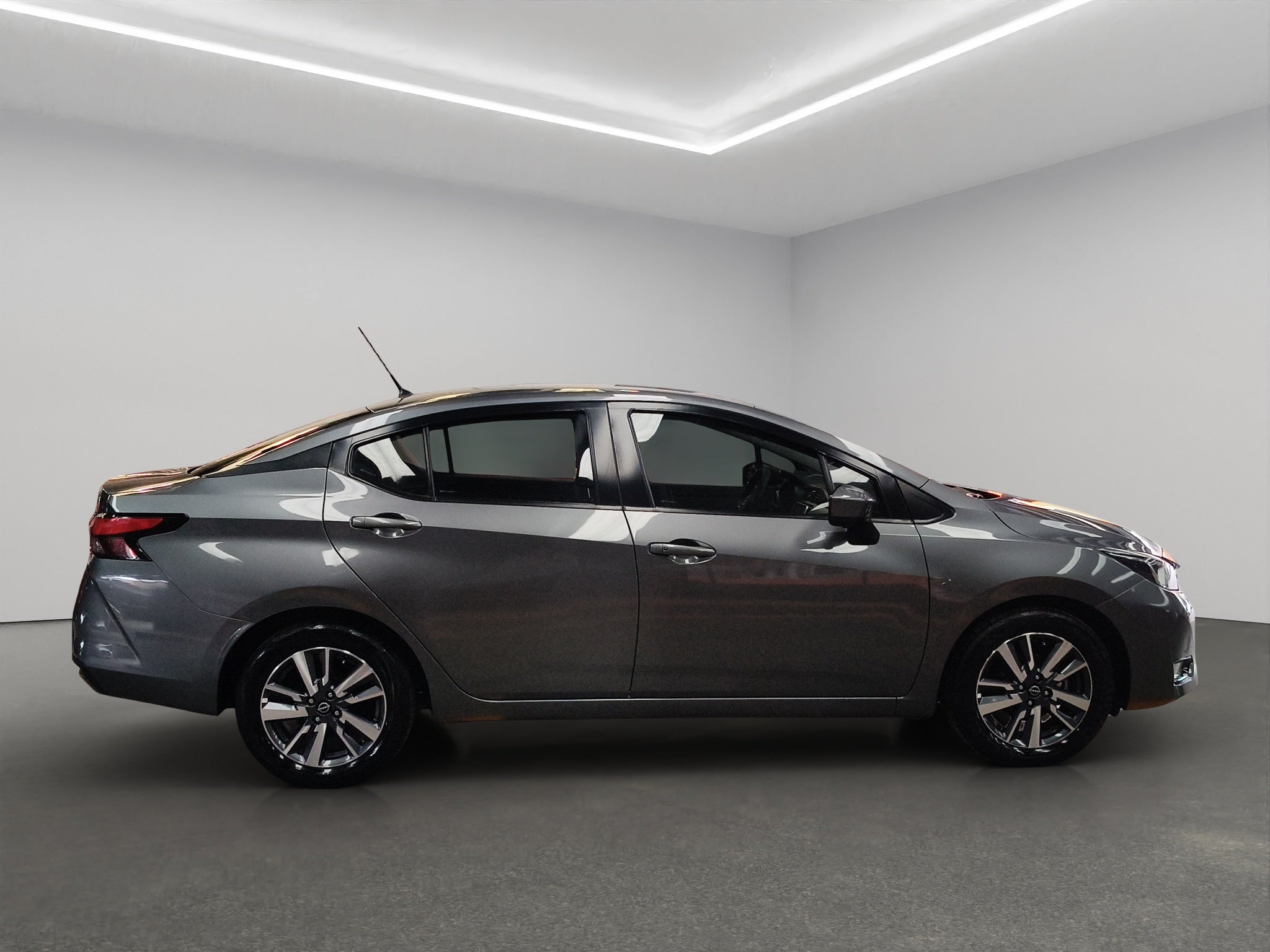 2023 Nissan Versa 4 pts. Advance, TM5, a/ac., f. niebla, RA-16 (cambio de línea)