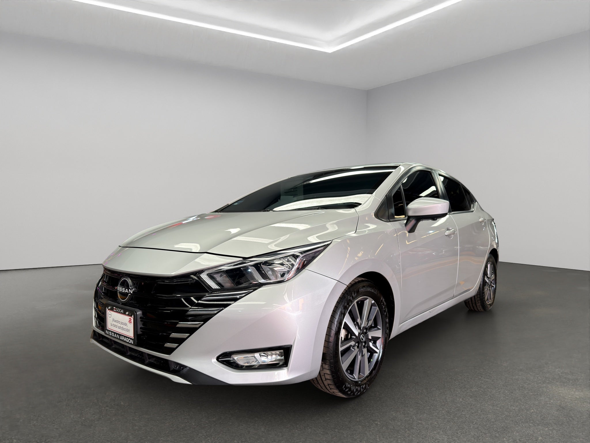 2023 Nissan Versa 4 pts. Advance, TM5, a/ac., f. niebla, RA-16 (cambio de línea)