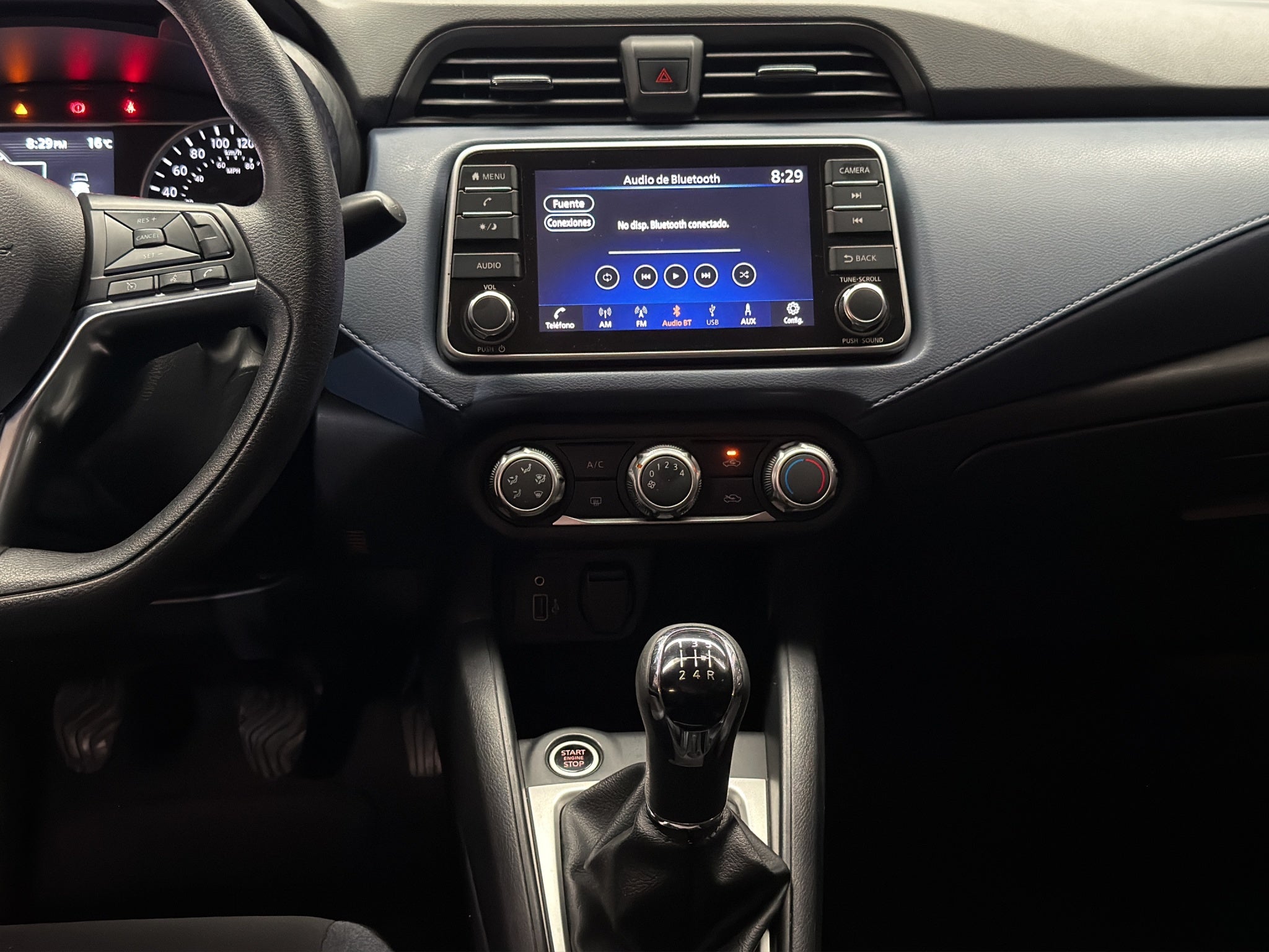 2023 Nissan Versa 4 pts. Advance, TM5, a/ac., f. niebla, RA-16 (cambio de línea)