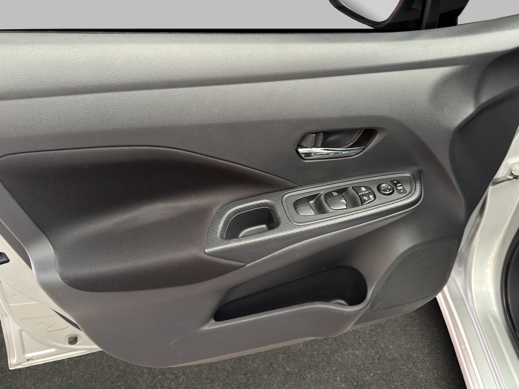 2023 Nissan Versa 4 pts. Advance, TM5, a/ac., f. niebla, RA-16 (cambio de línea)