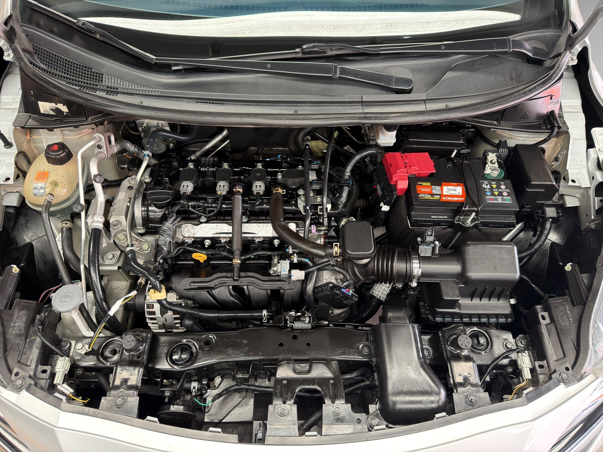 2023 Nissan Versa 4 pts. Advance, TM5, a/ac., f. niebla, RA-16 (cambio de línea)