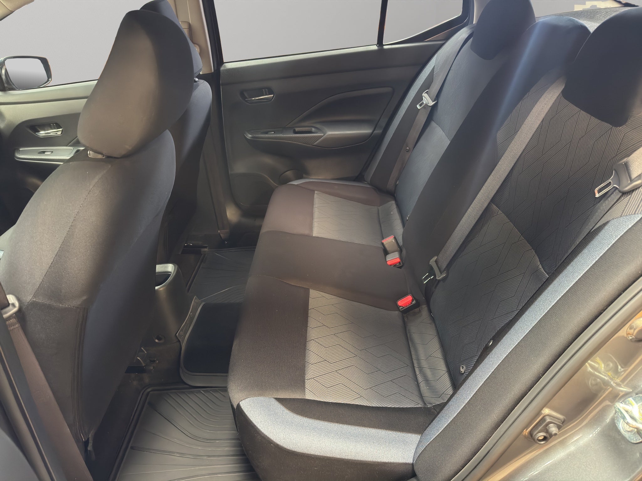 2025 Nissan Versa 4 pts. Advance, TM5, a/ac., f. niebla, RA-16