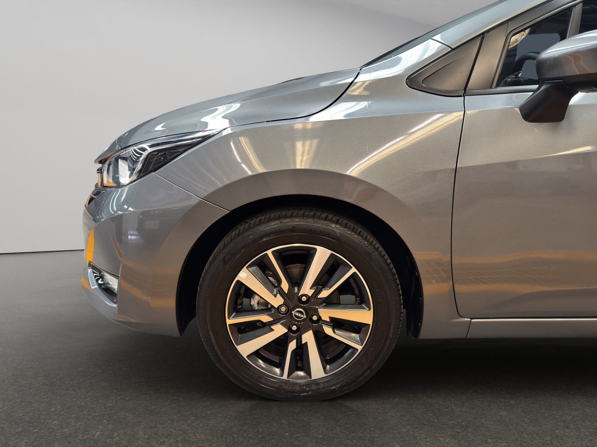 2025 Nissan Versa 4 pts. Advance, TM5, a/ac., f. niebla, RA-16