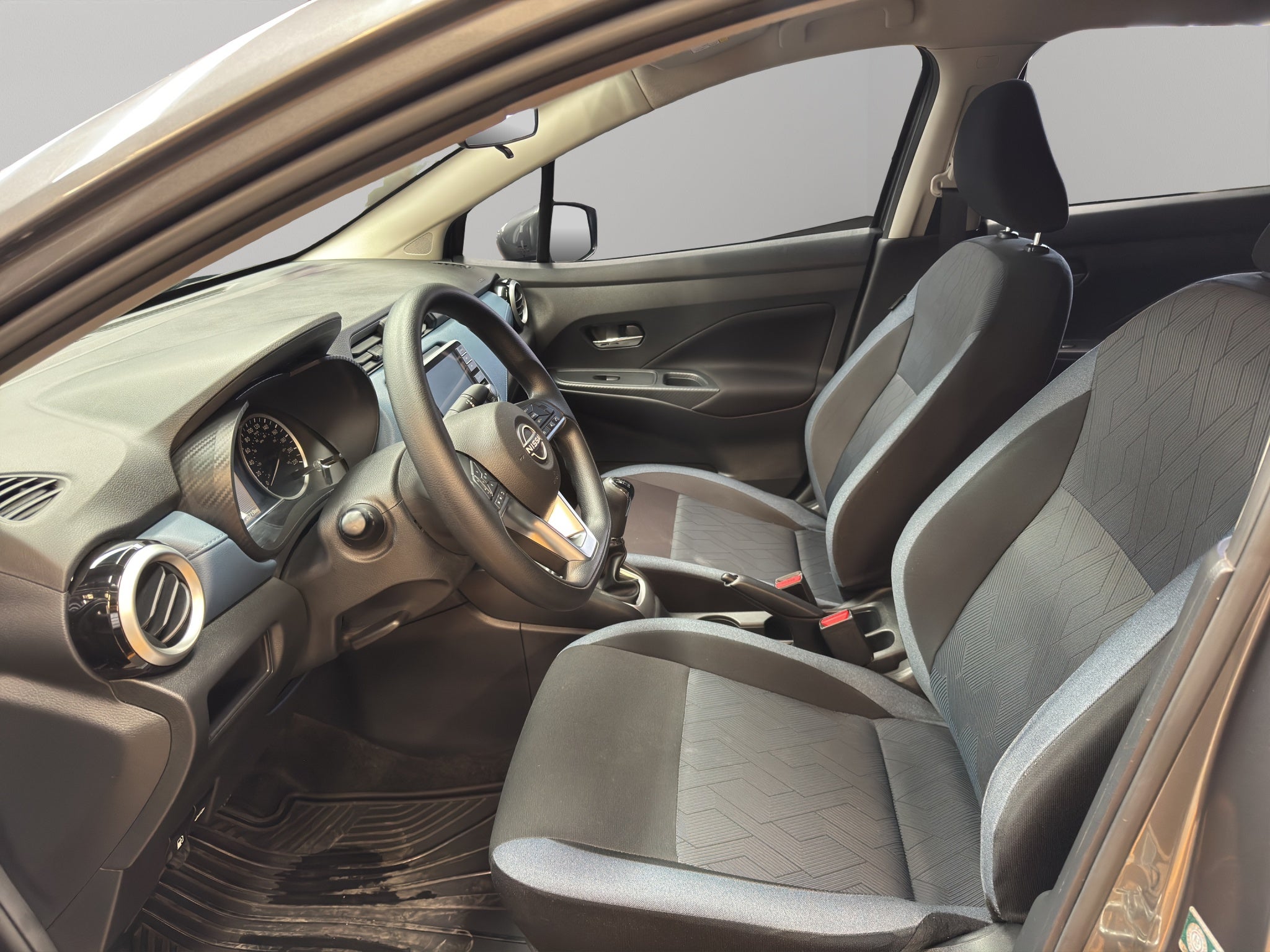 2025 Nissan Versa 4 pts. Advance, TM5, a/ac., f. niebla, RA-16