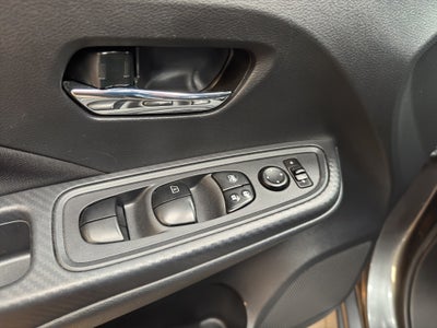 2025 Nissan Versa 4 pts. Advance, TM5, a/ac., f. niebla, RA-16