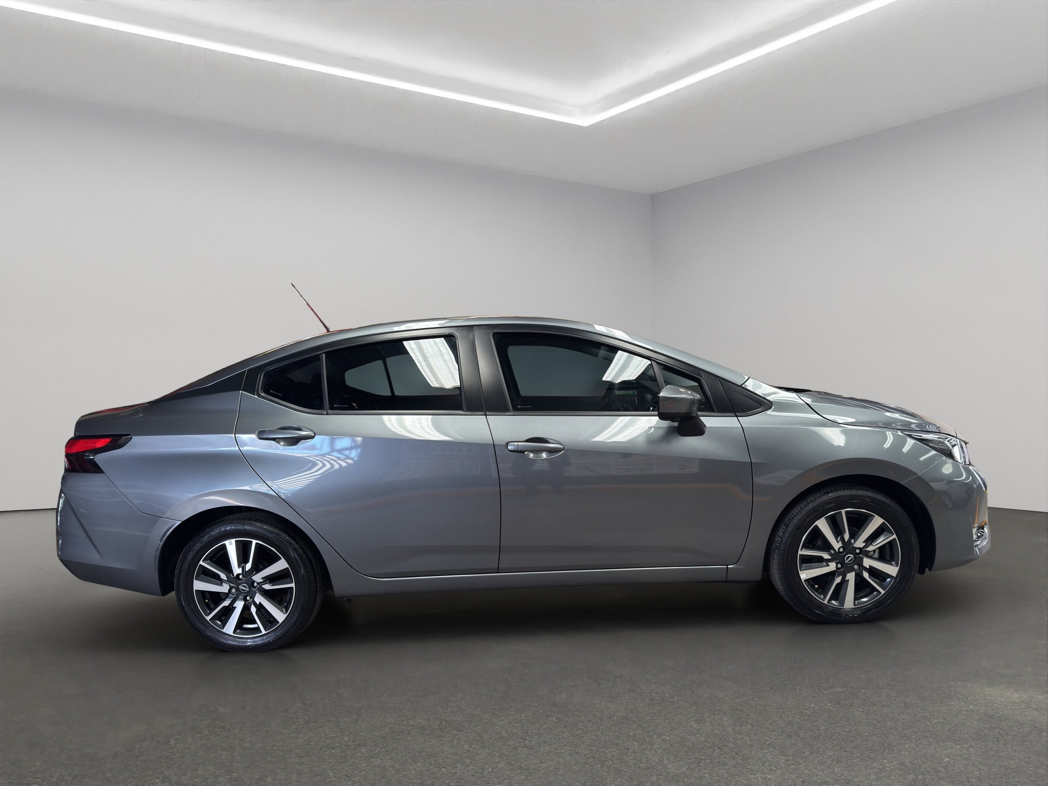 2025 Nissan Versa 4 pts. Advance, TM5, a/ac., f. niebla, RA-16