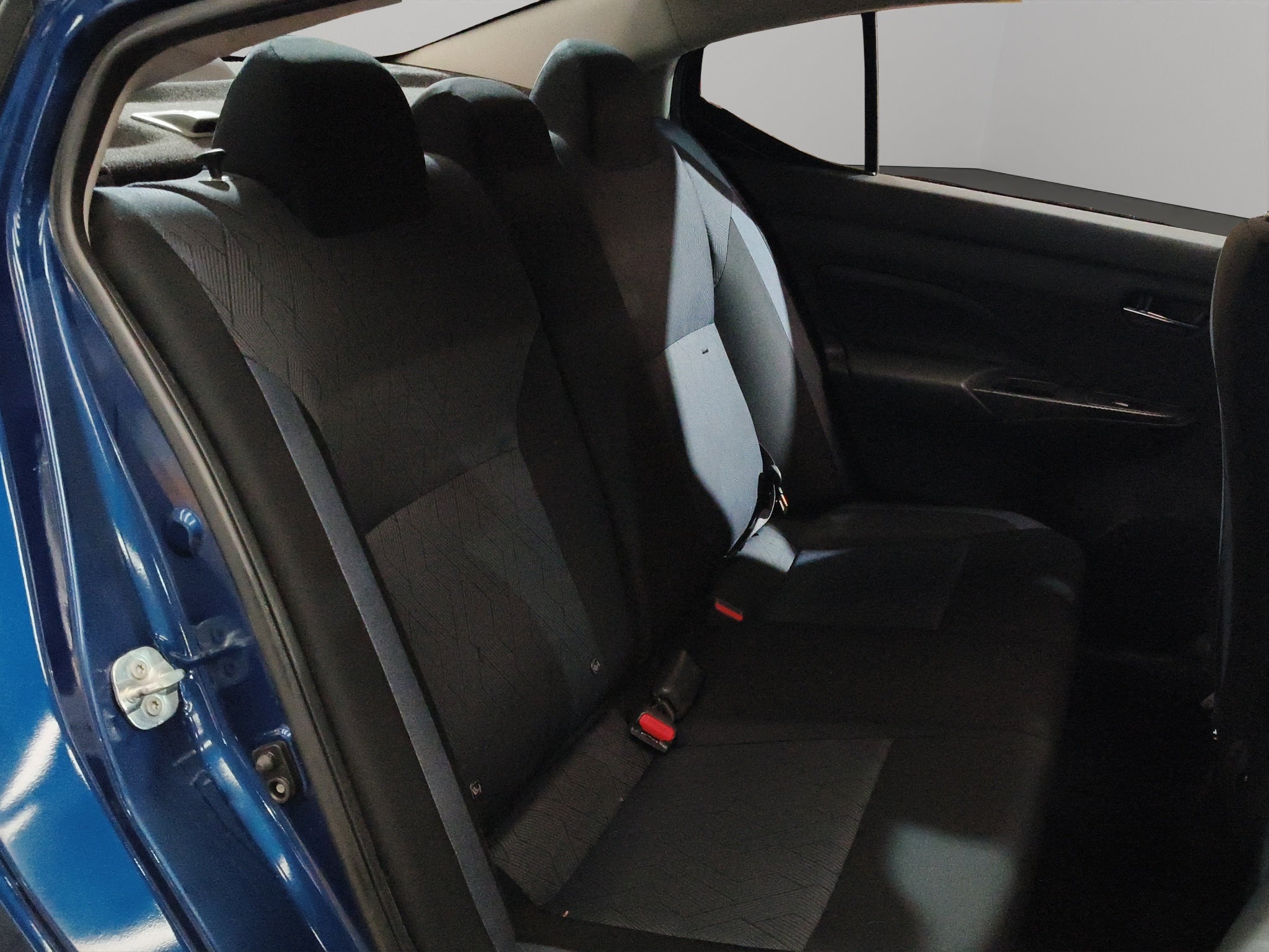 2023 Nissan Versa 4 pts. Advance, CVT, a/ac., f. niebla, RA-16 (cambio de línea)