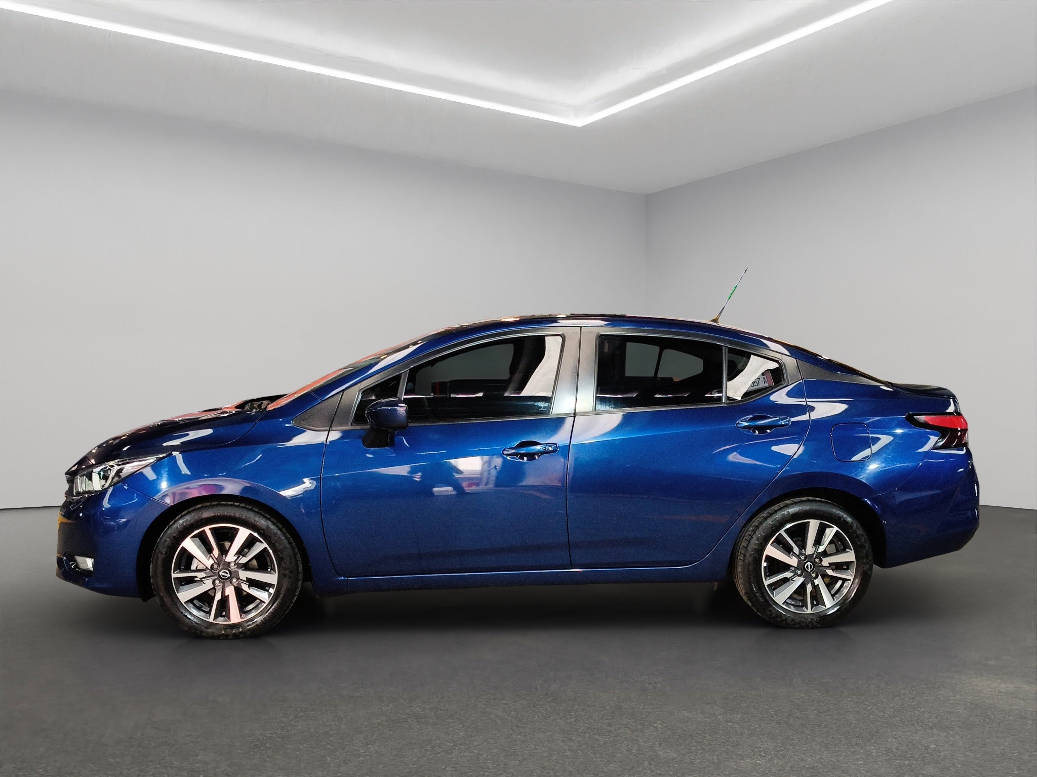 2023 Nissan Versa 4 pts. Advance, CVT, a/ac., f. niebla, RA-16 (cambio de línea)