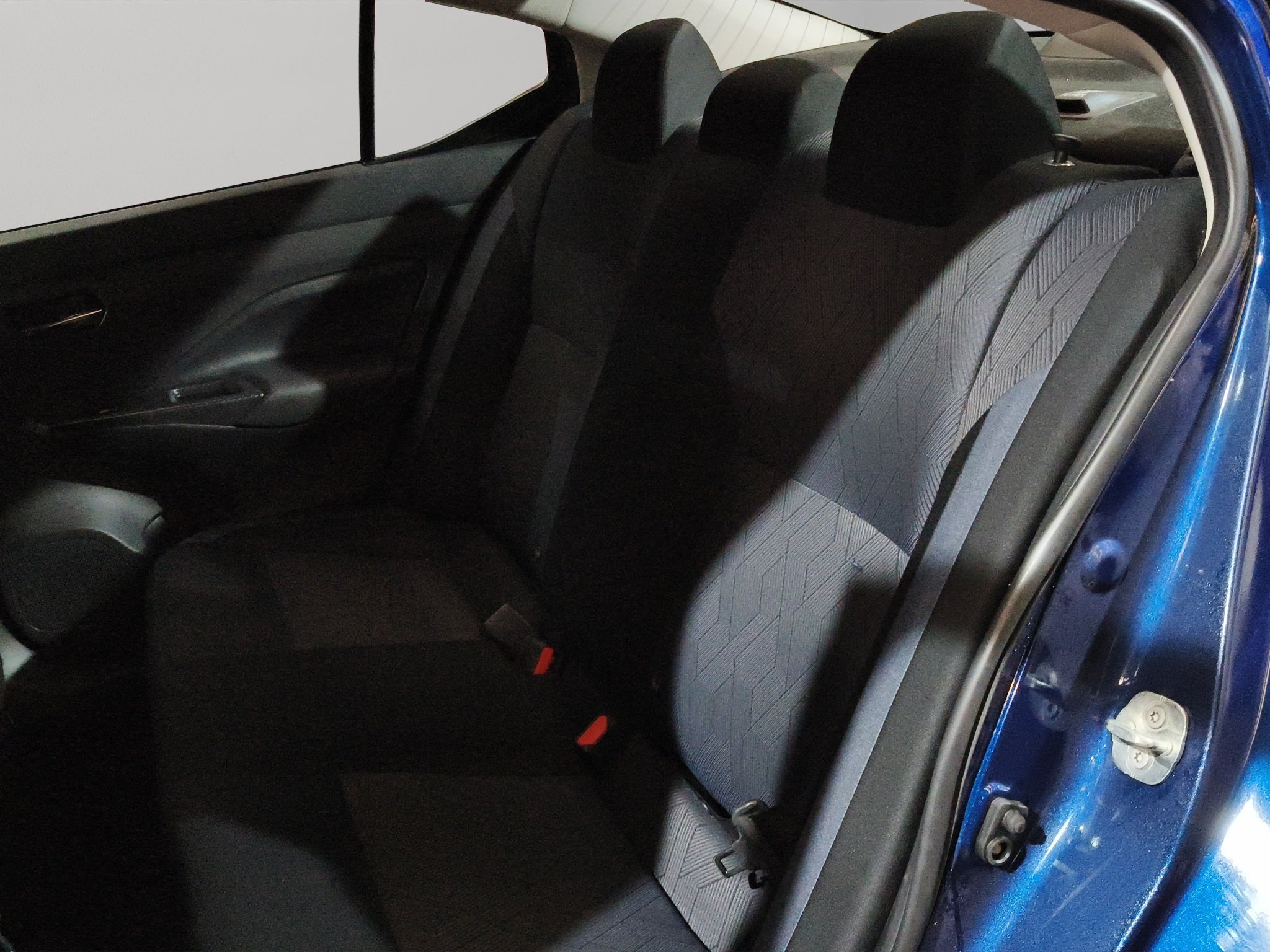 2023 Nissan Versa 4 pts. Advance, CVT, a/ac., f. niebla, RA-16 (cambio de línea)