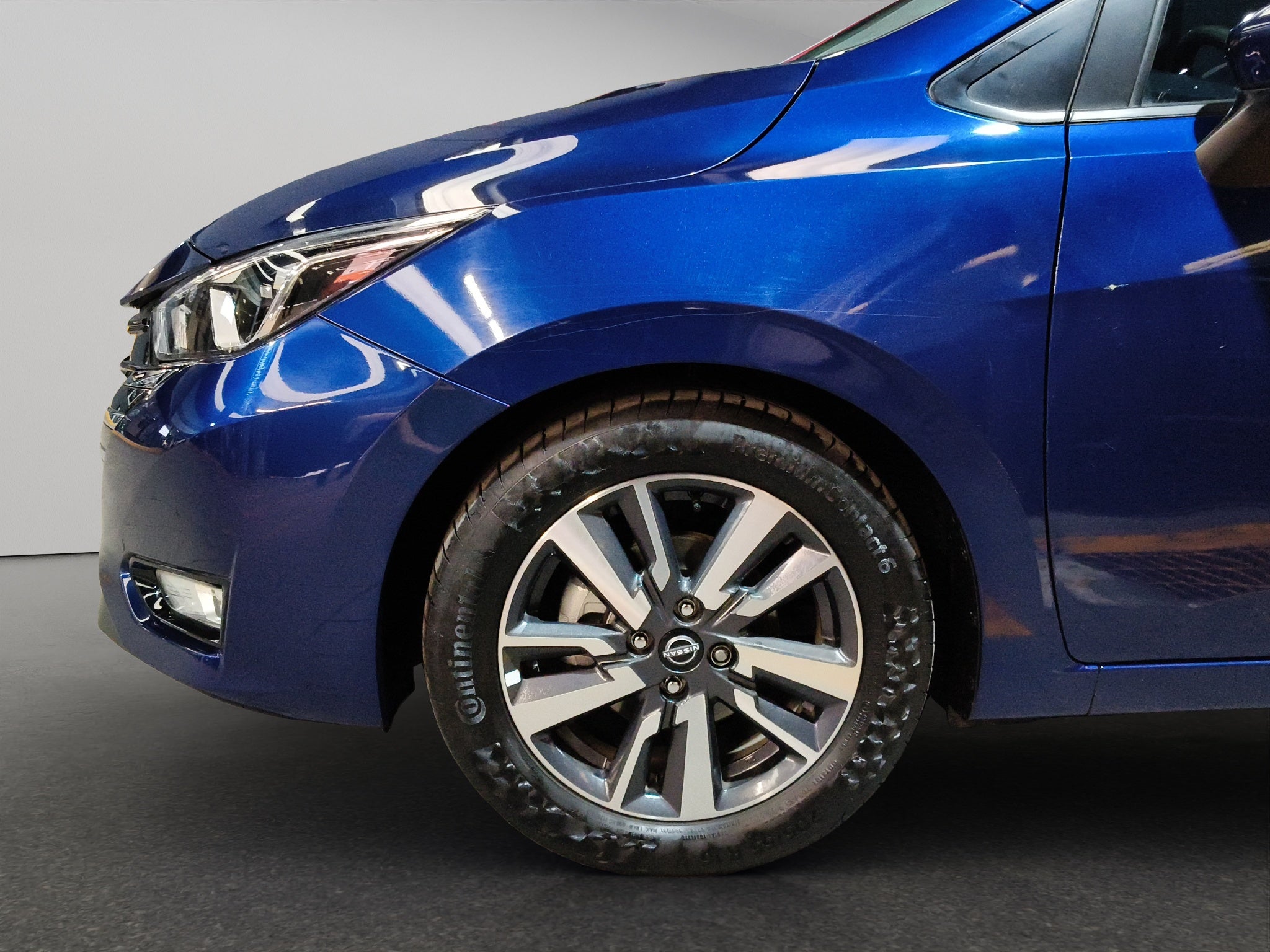 2023 Nissan Versa 4 pts. Advance, CVT, a/ac., f. niebla, RA-16 (cambio de línea)