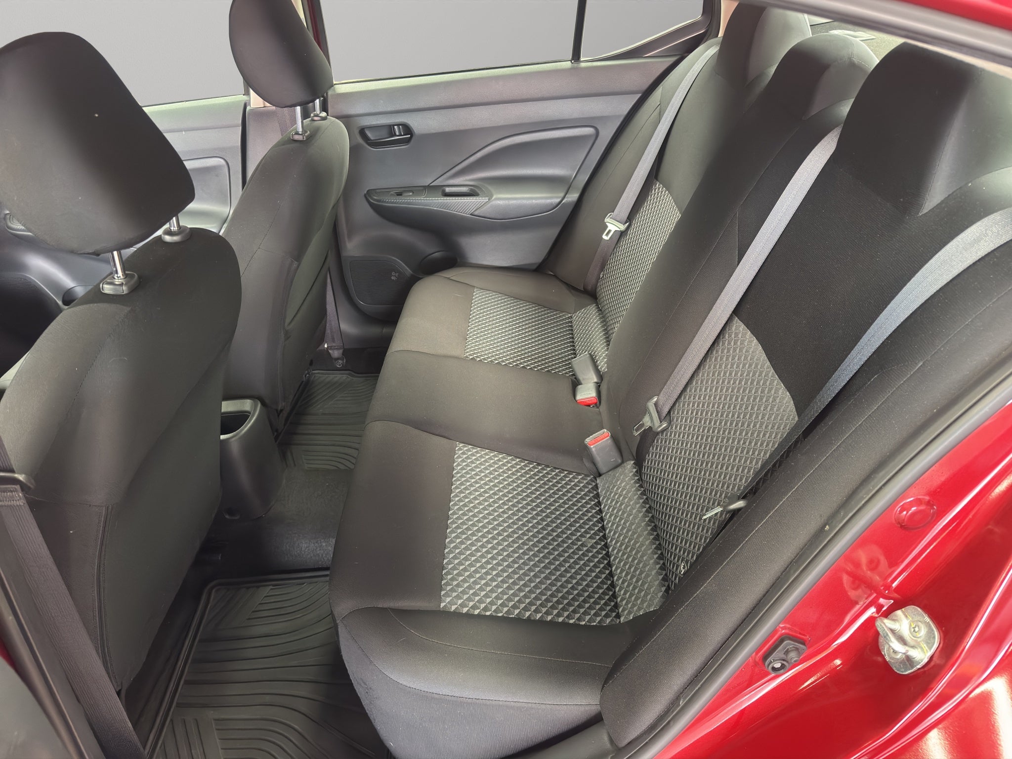 2023 Nissan Versa 4 pts. Sense, CVT, a/ac., R-15 (cambio de línea)