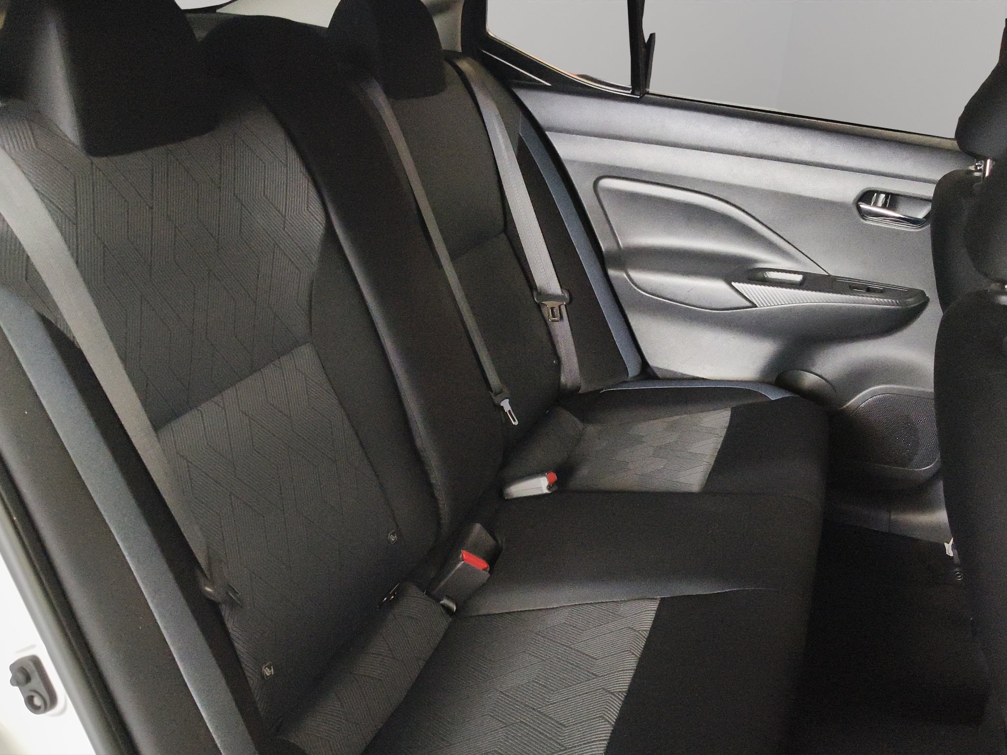 2024 Nissan Versa 4 pts. Advance, CVT, a/ac., f. niebla, RA-16