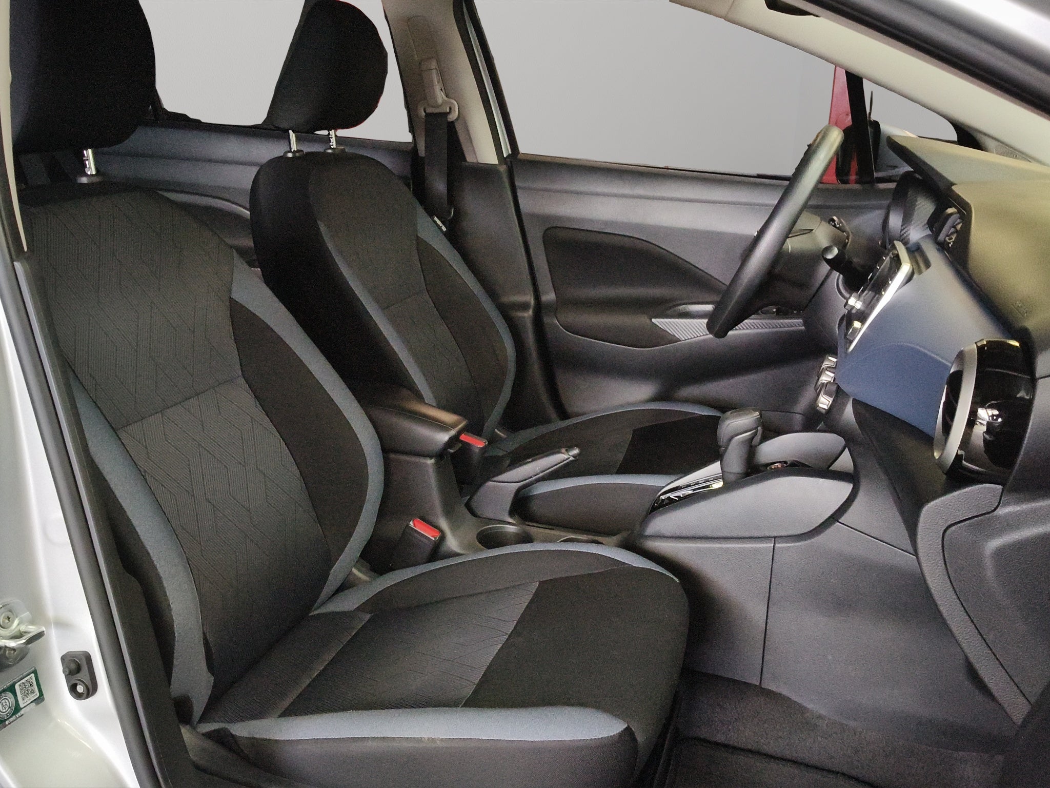 2024 Nissan Versa 4 pts. Advance, CVT, a/ac., f. niebla, RA-16