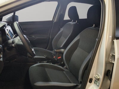 2024 Nissan Versa 4 pts. Advance, CVT, a/ac., f. niebla, RA-16