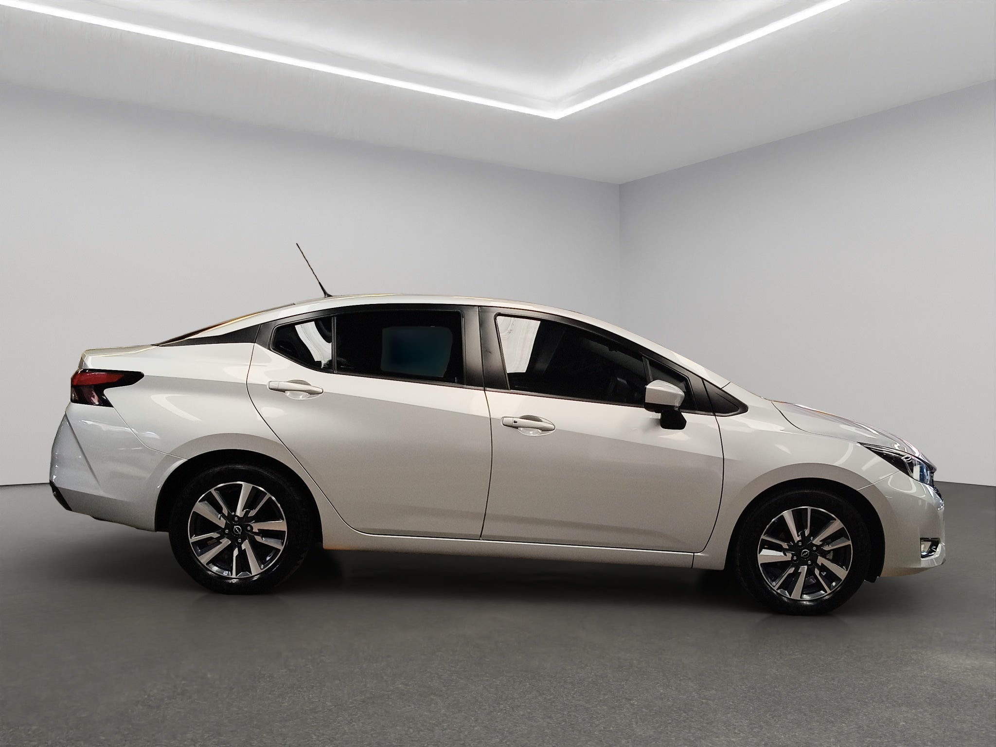 2024 Nissan Versa 4 pts. Advance, CVT, a/ac., f. niebla, RA-16