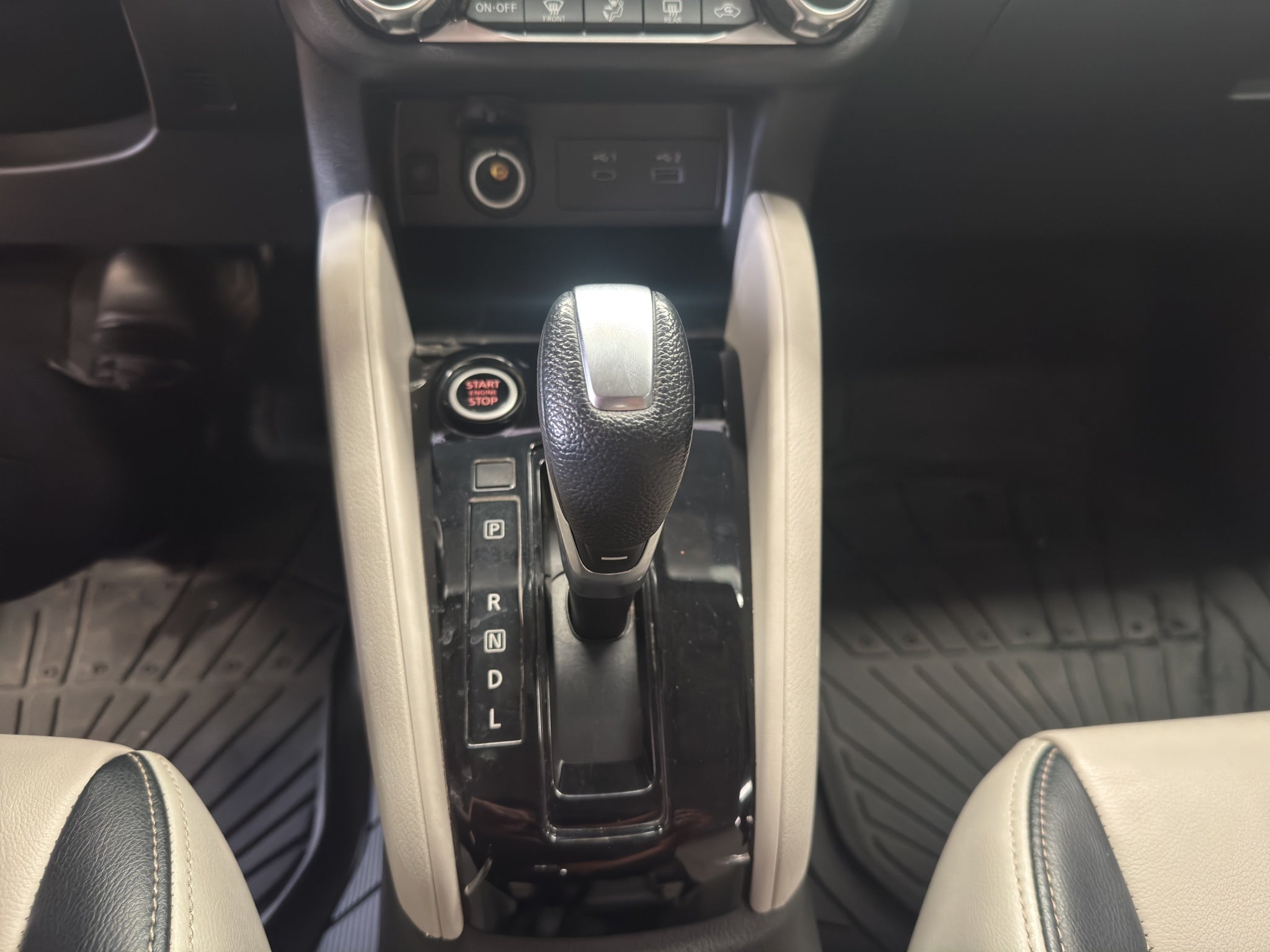 2024 Nissan Versa 4 pts. Exclusive, TA, a/ac. Aut., piel, f. niebla, f. led, RA-17